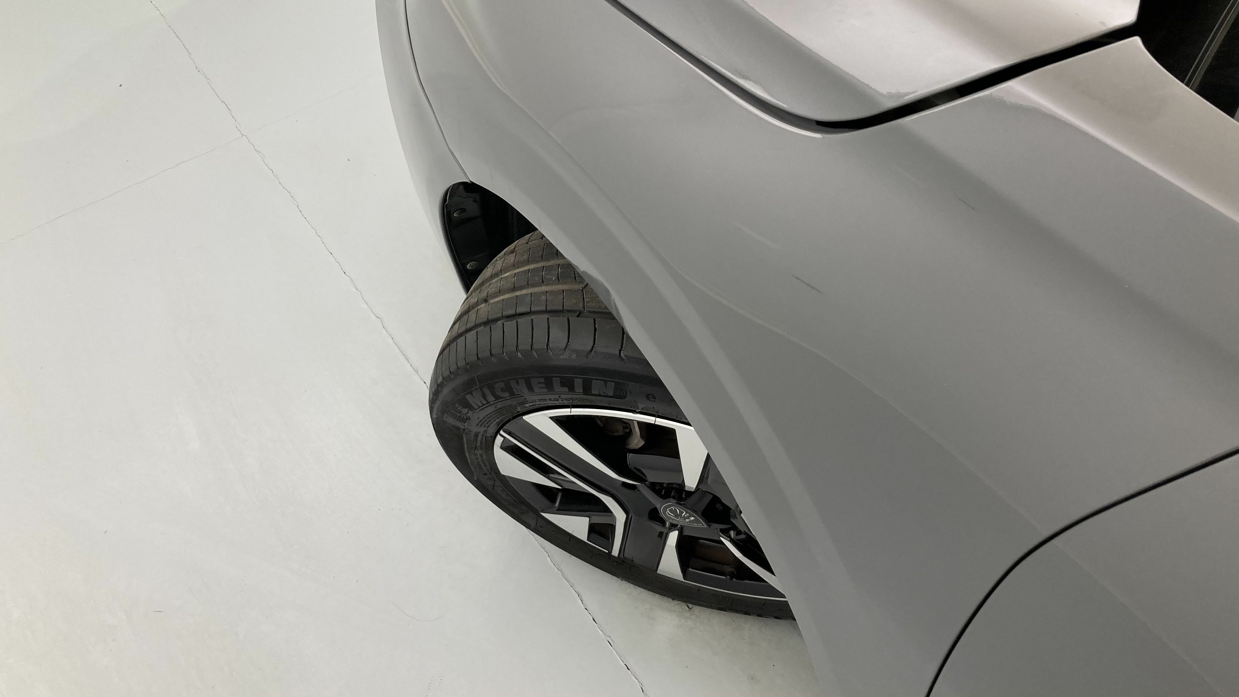 peugeot 208 allure 1.2 PURETECH 100 2024 gris selenium 28