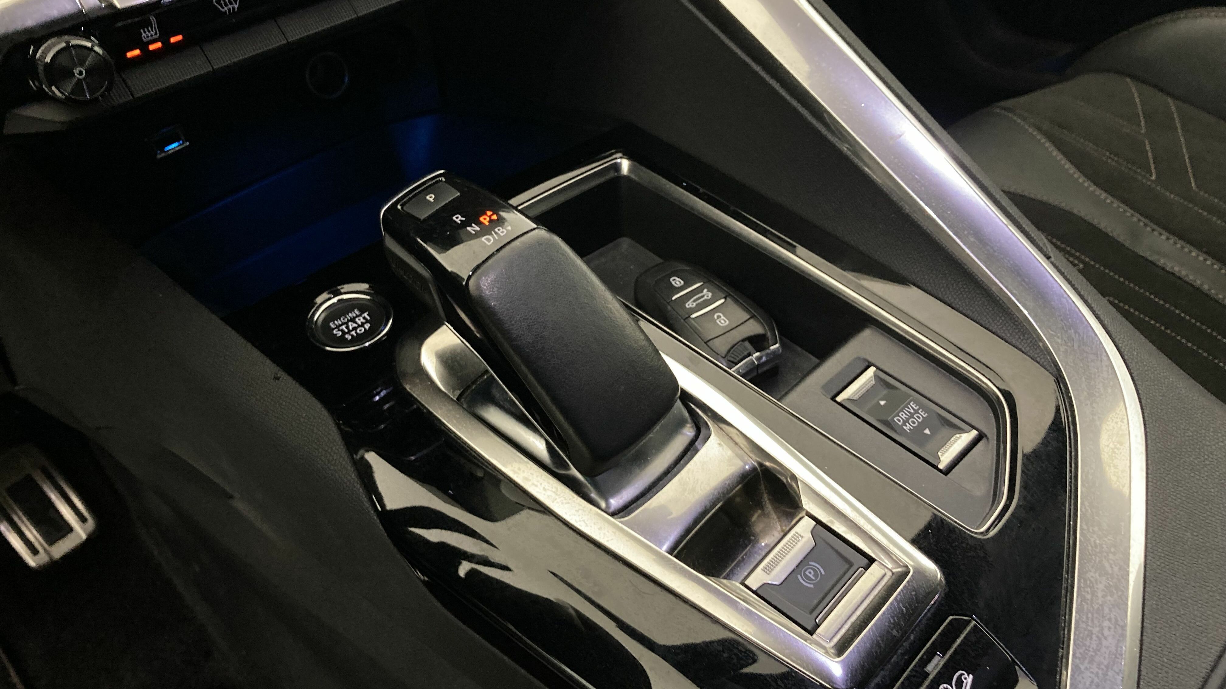 peugeot 3008 gt pack 1.6 HYBRID 300 EAT PHEV 2022 gris artense / negro 19