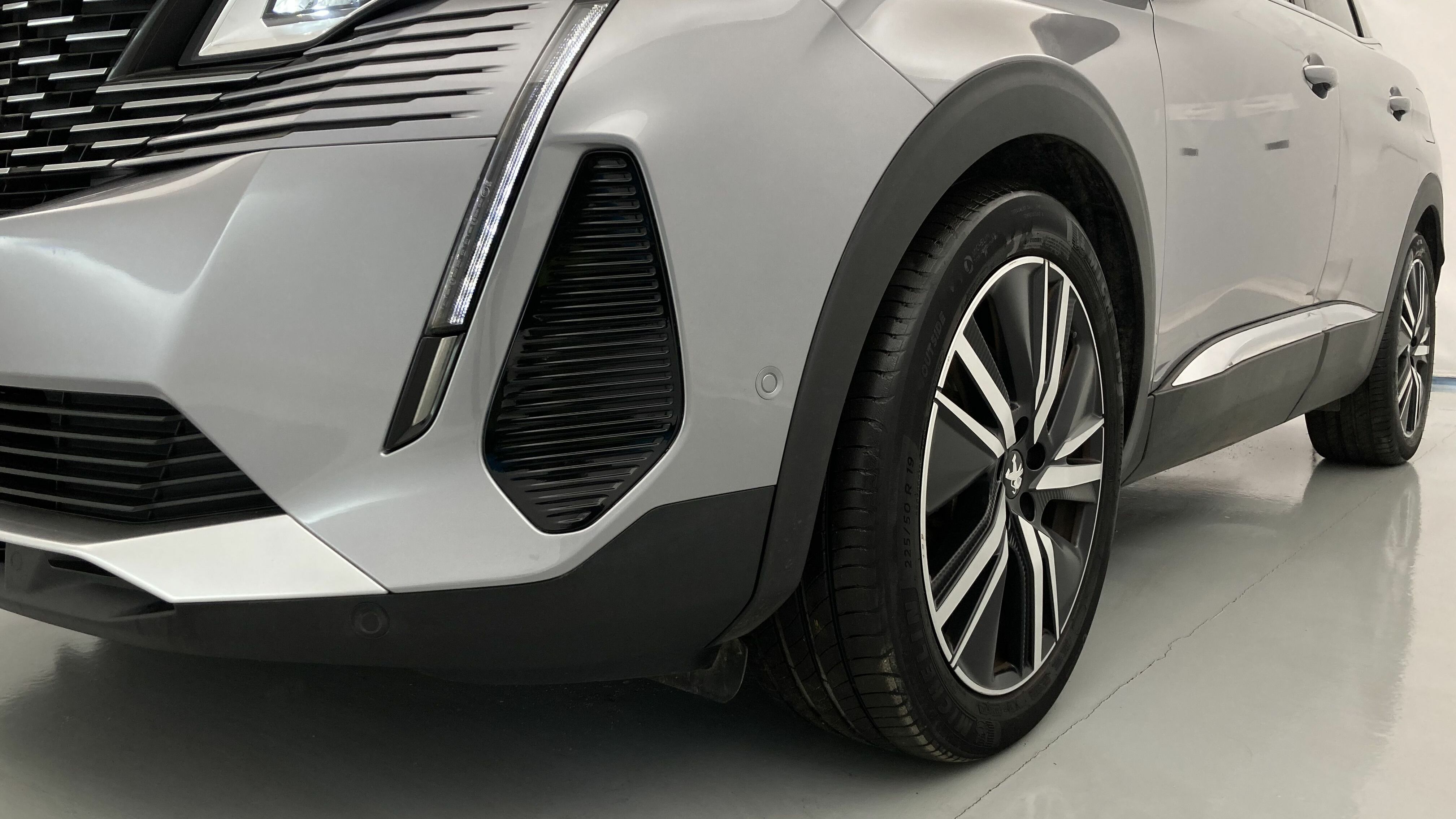 peugeot 3008 gt pack 1.6 HYBRID 300 EAT PHEV 2022 gris artense / negro 25