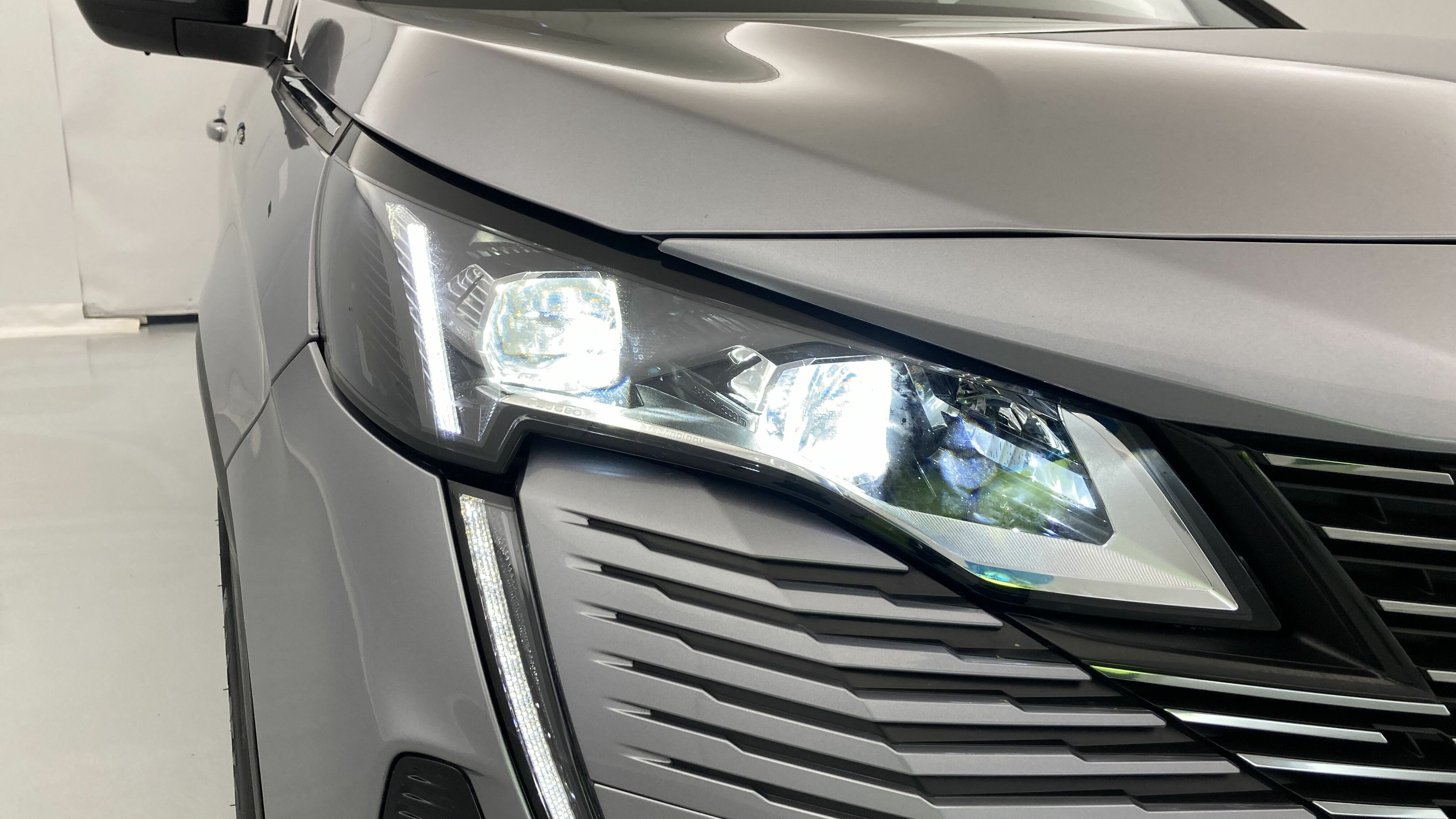 peugeot 3008 gt pack 1.6 HYBRID 300 EAT PHEV 2022 gris artense / negro 28