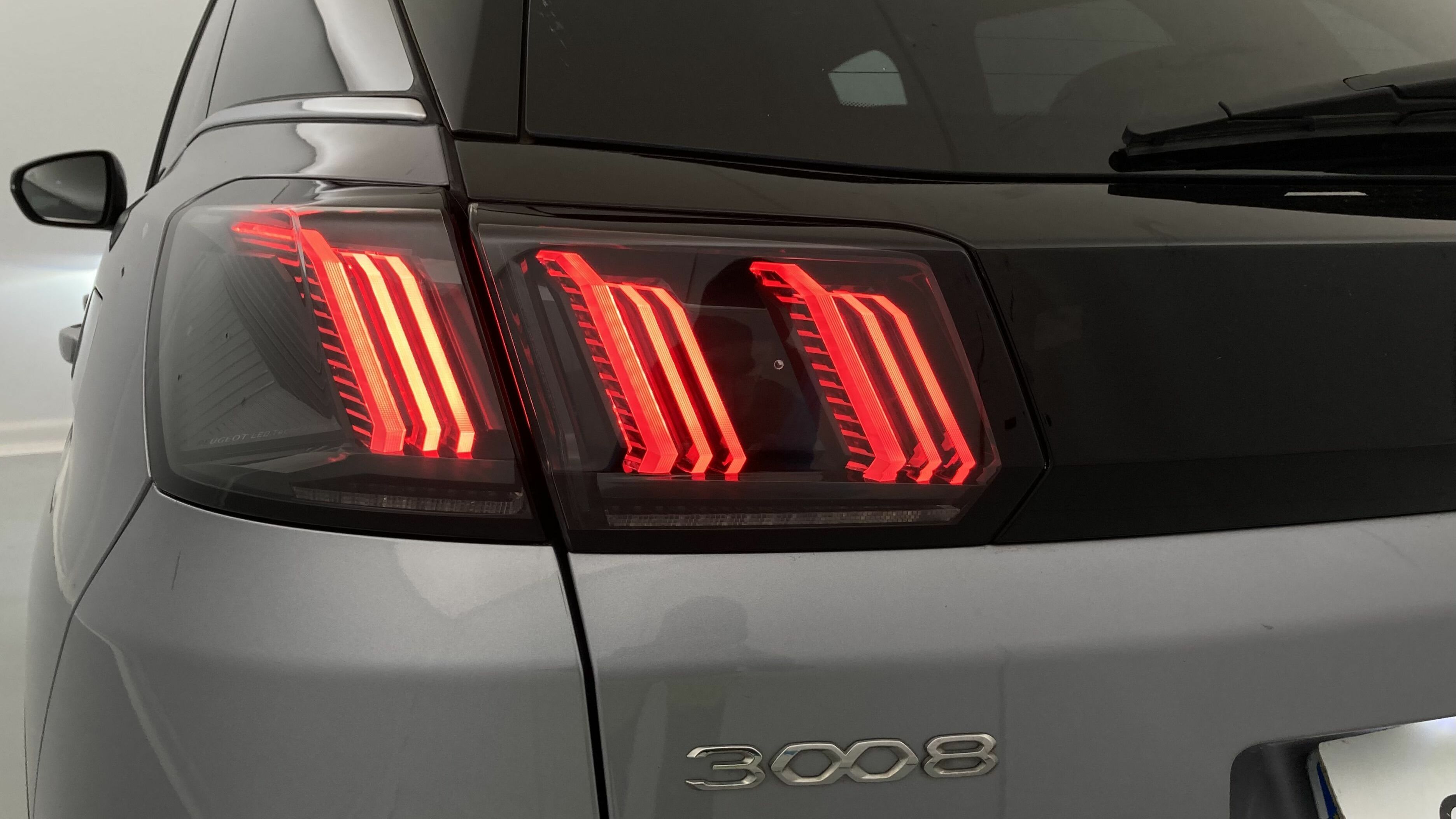 peugeot 3008 gt pack 1.6 HYBRID 300 EAT PHEV 2022 gris artense / negro 29