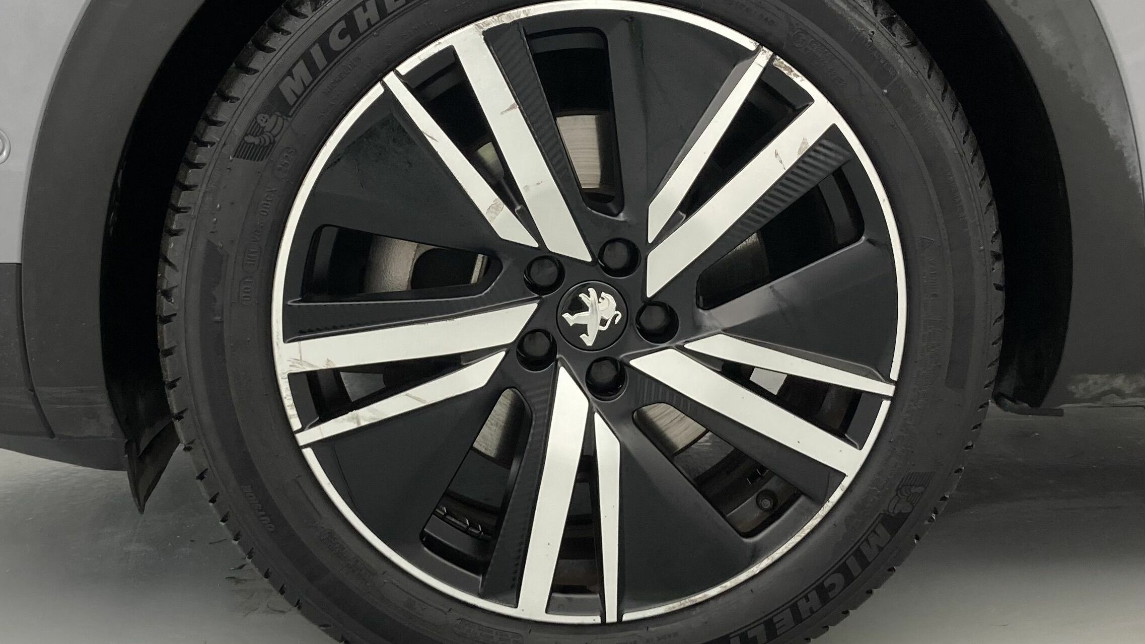 peugeot 3008 gt pack 1.6 HYBRID 300 EAT PHEV 2022 gris artense / negro 26