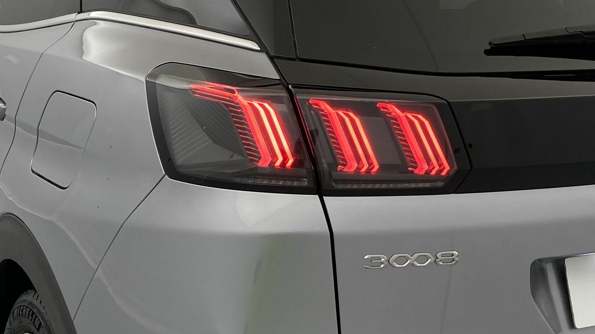 peugeot 3008 gt pack 1.6 HYBRID 300 EAT PHEV 2022 gris artense / negro 29