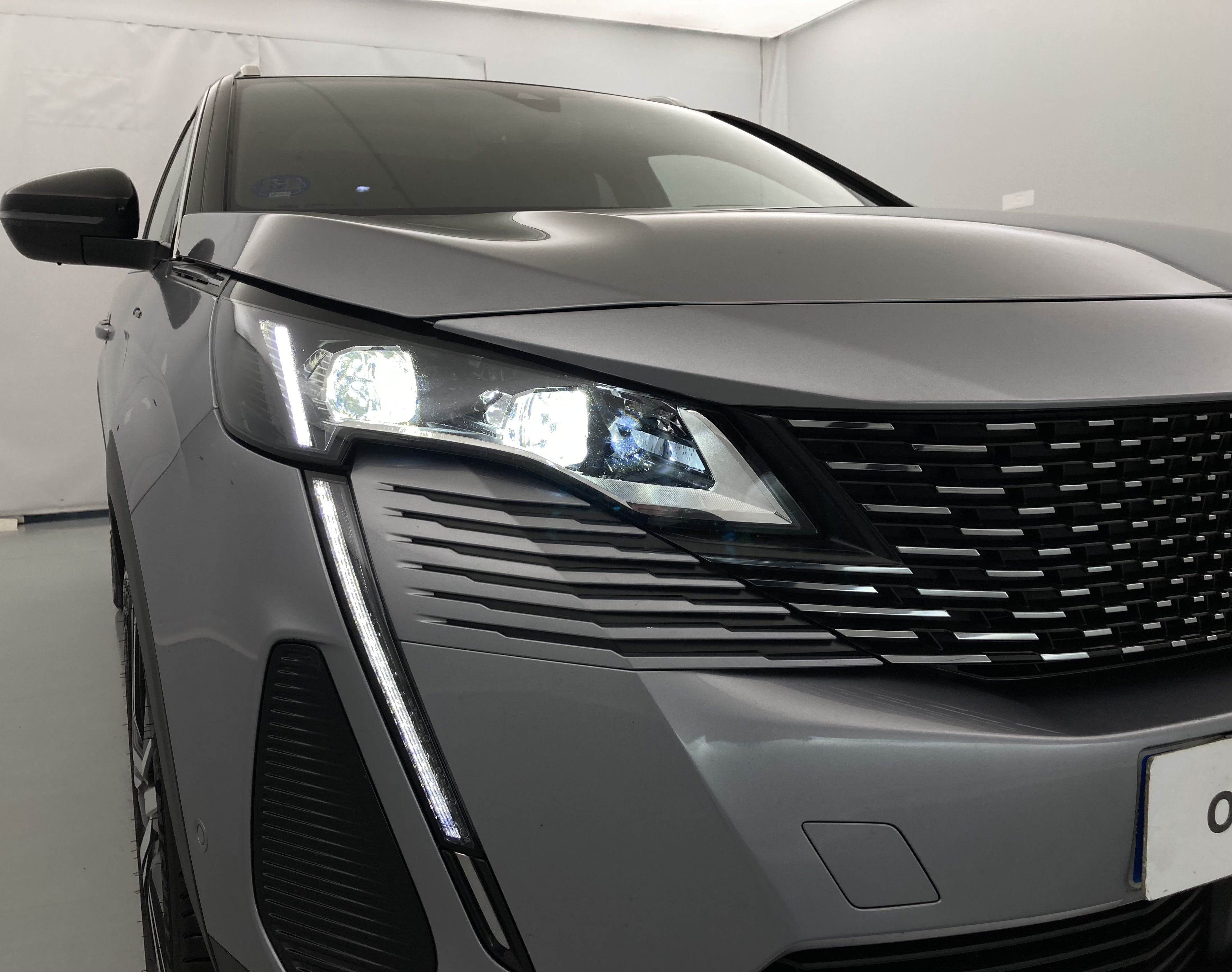 peugeot 3008 gt pack 1.6 HYBRID 300 EAT PHEV 2022 gris artense / negro 14
