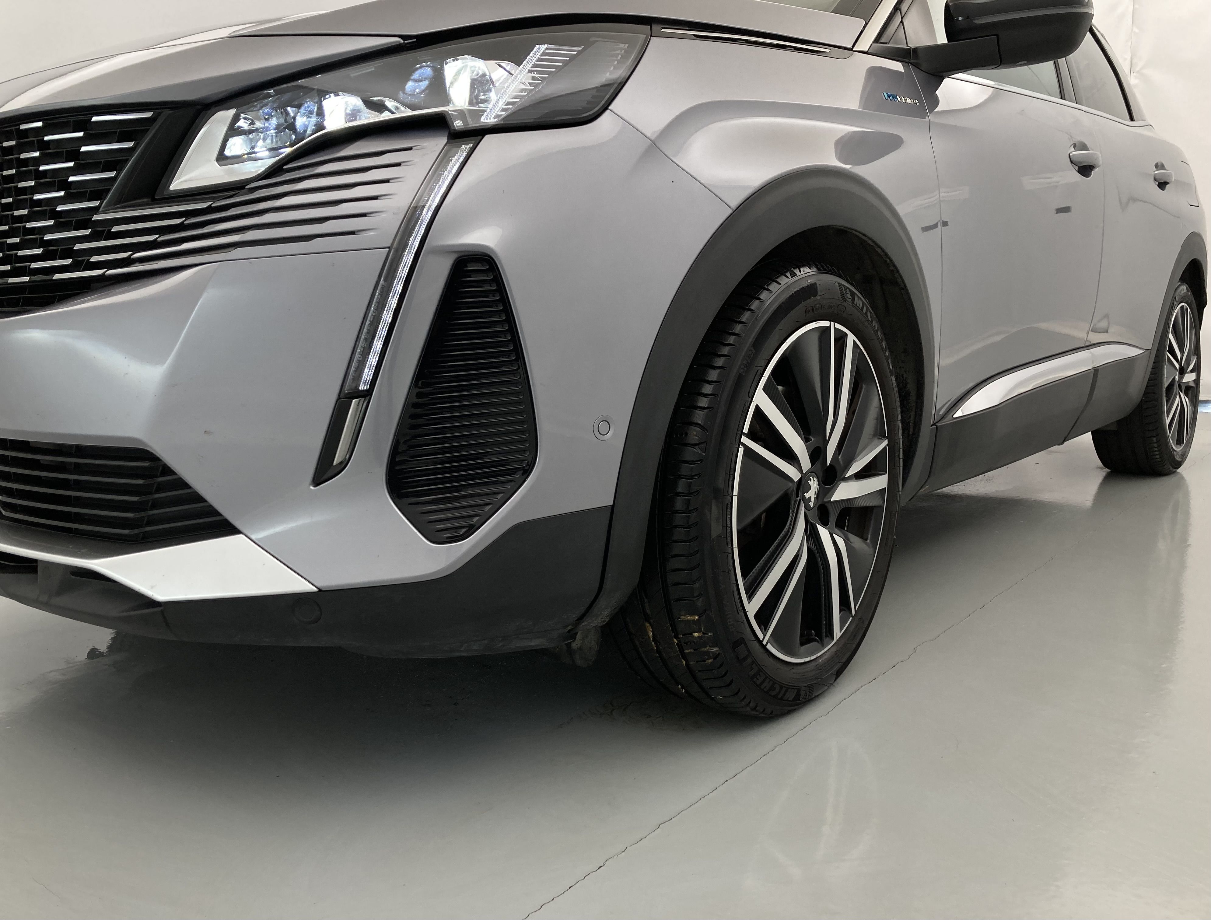 peugeot 3008 gt pack 1.6 HYBRID 300 EAT PHEV 2022 gris artense / negro 28