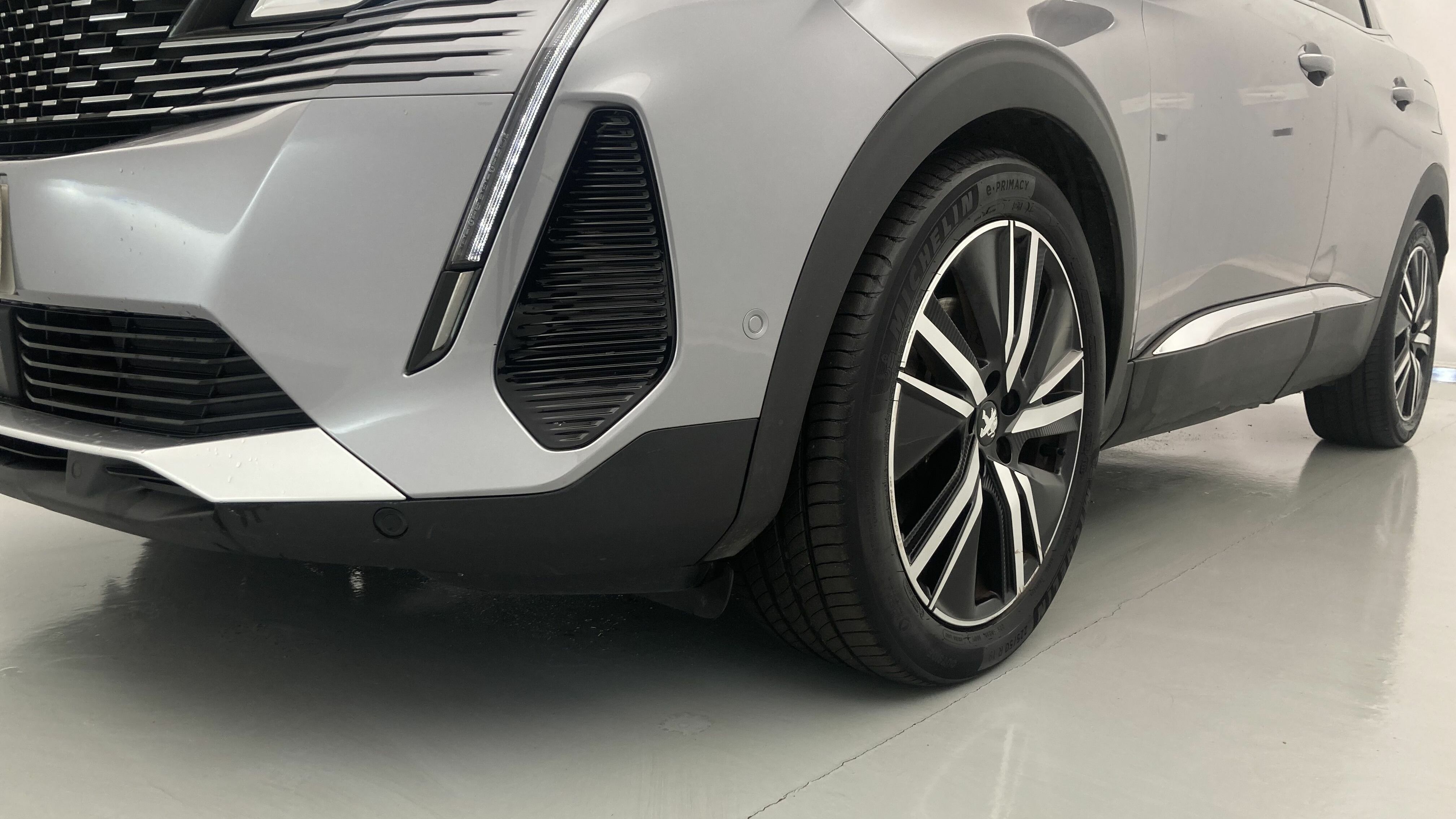 peugeot 3008 gt pack 1.6 HYBRID 300 EAT PHEV 2022 gris artense / negro 25