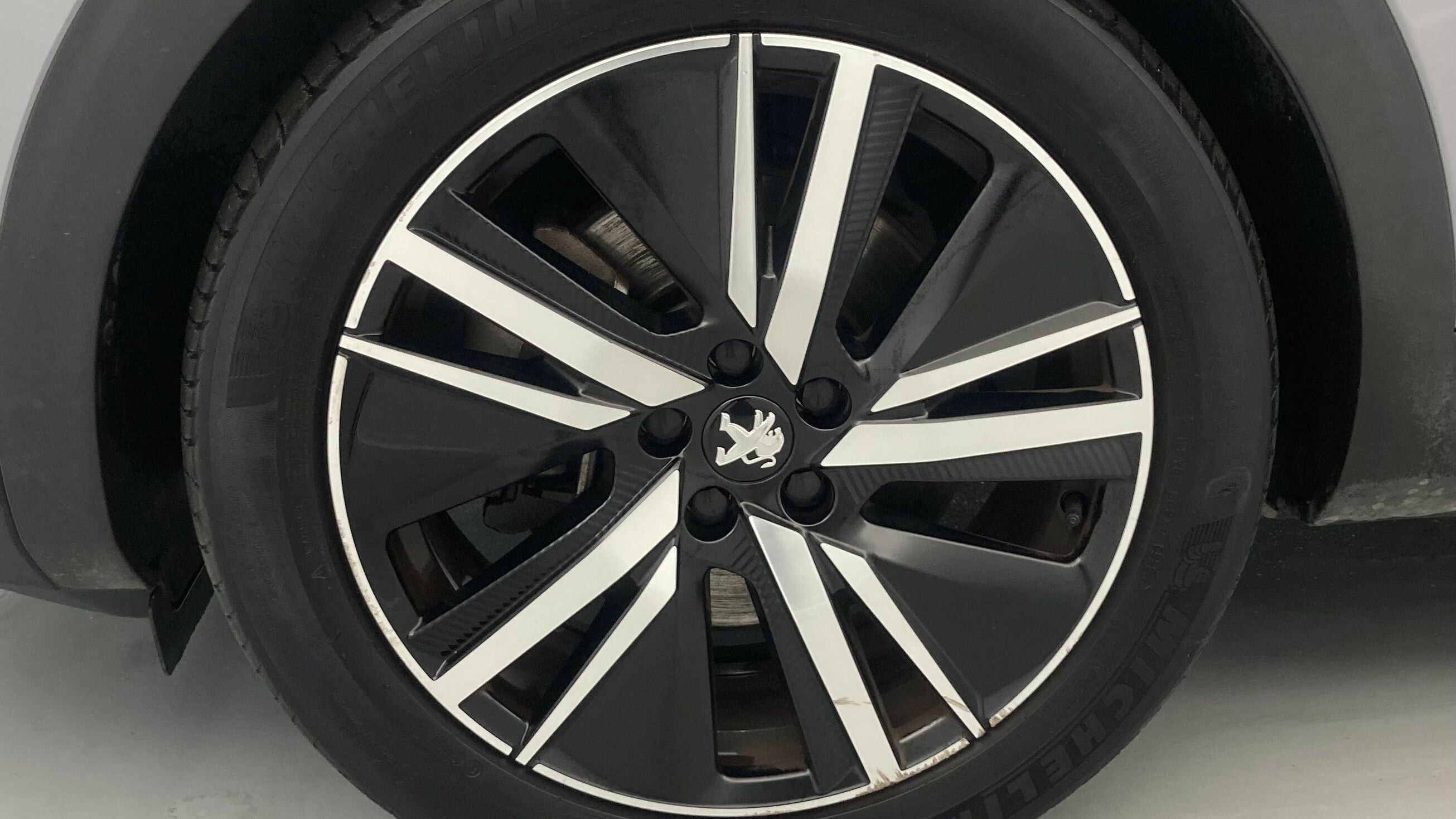 peugeot 3008 gt pack 1.6 HYBRID 300 EAT PHEV 2022 gris artense / negro 26