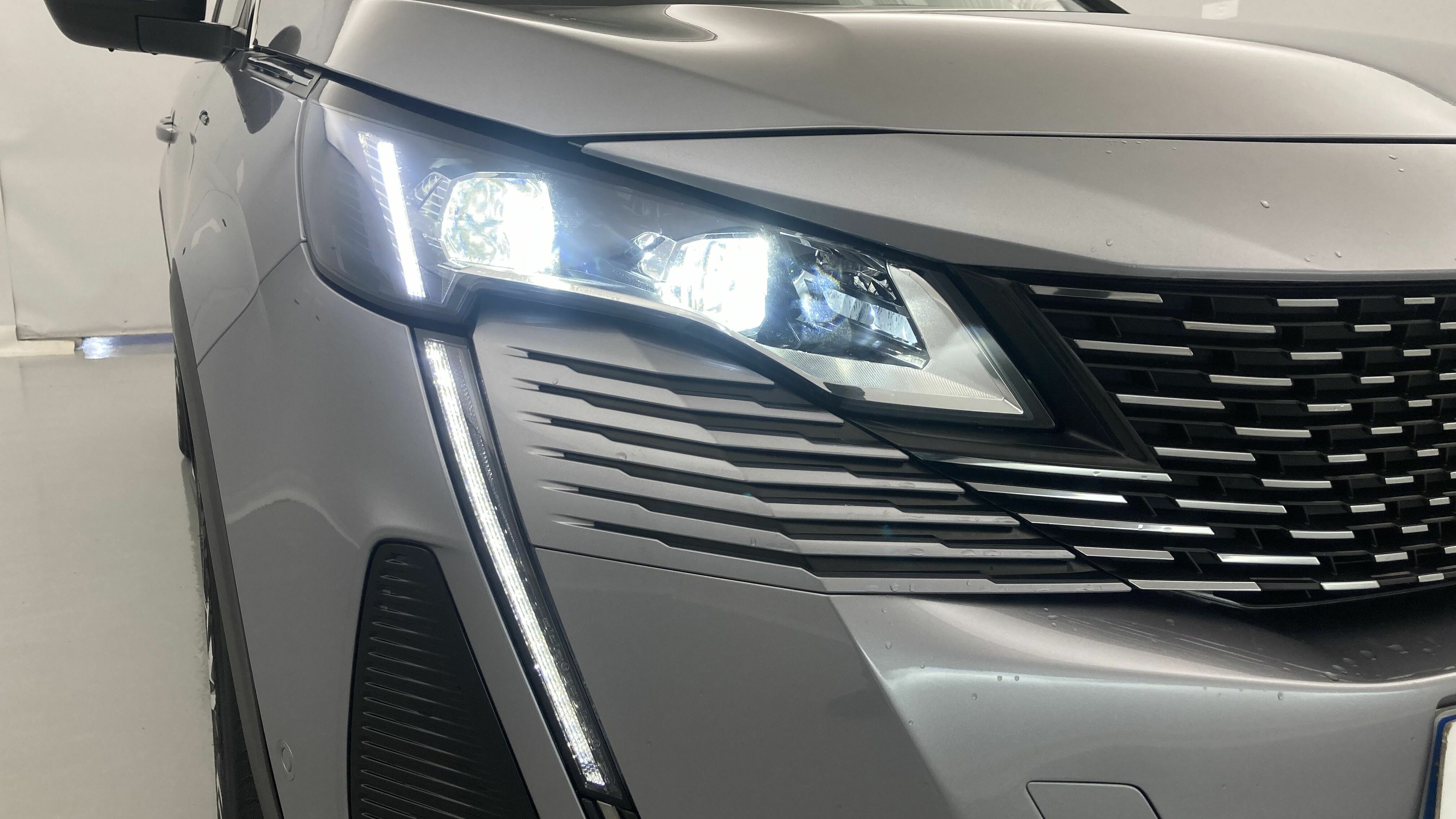 peugeot 3008 gt pack 1.6 HYBRID 300 EAT PHEV 2022 gris artense / negro 28