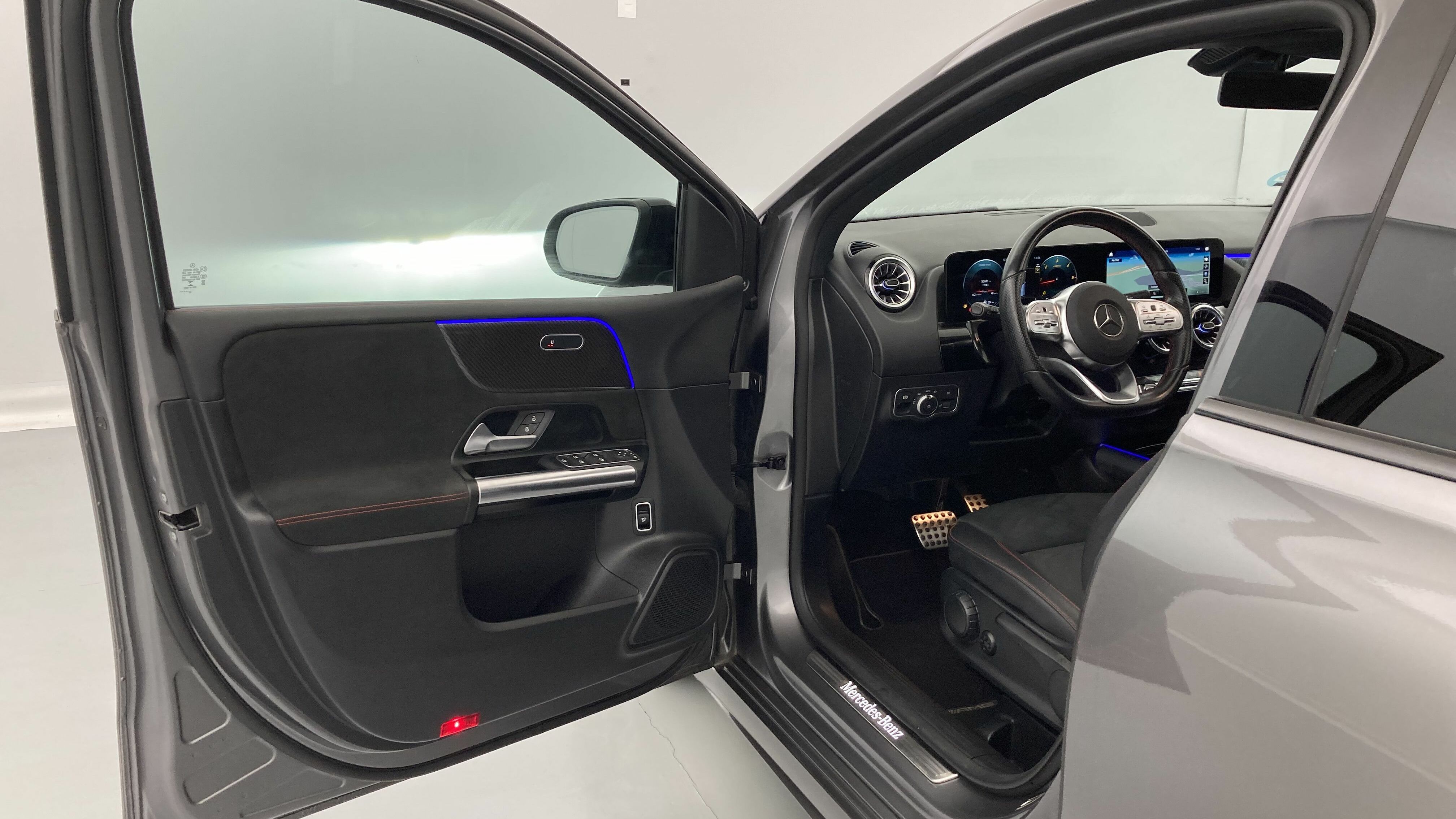 mercedes benz clase b amg line 200D 150 DCT 2022 gris montana 13