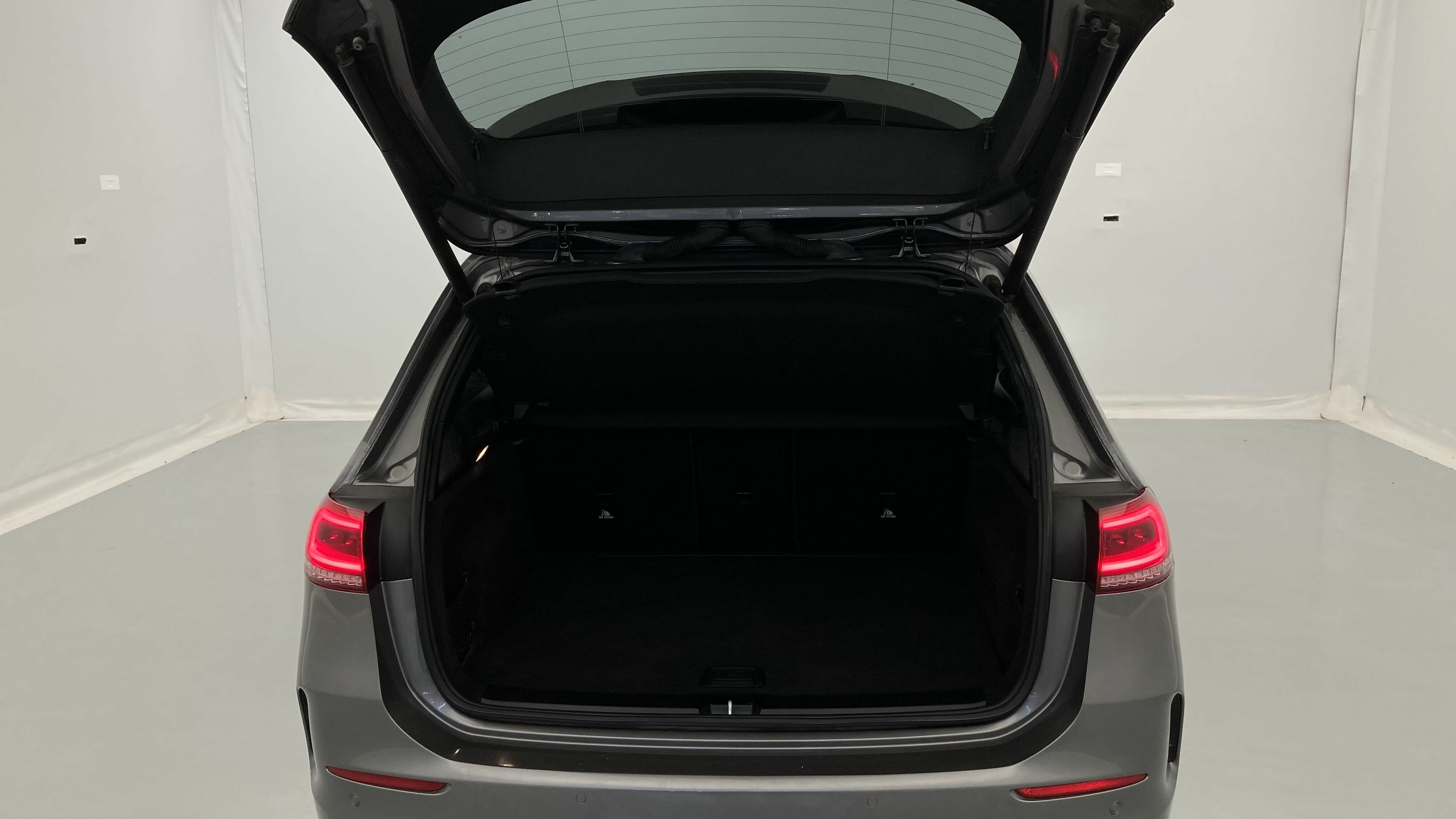 mercedes benz clase b amg line 200D 150 DCT 2022 gris montana 24