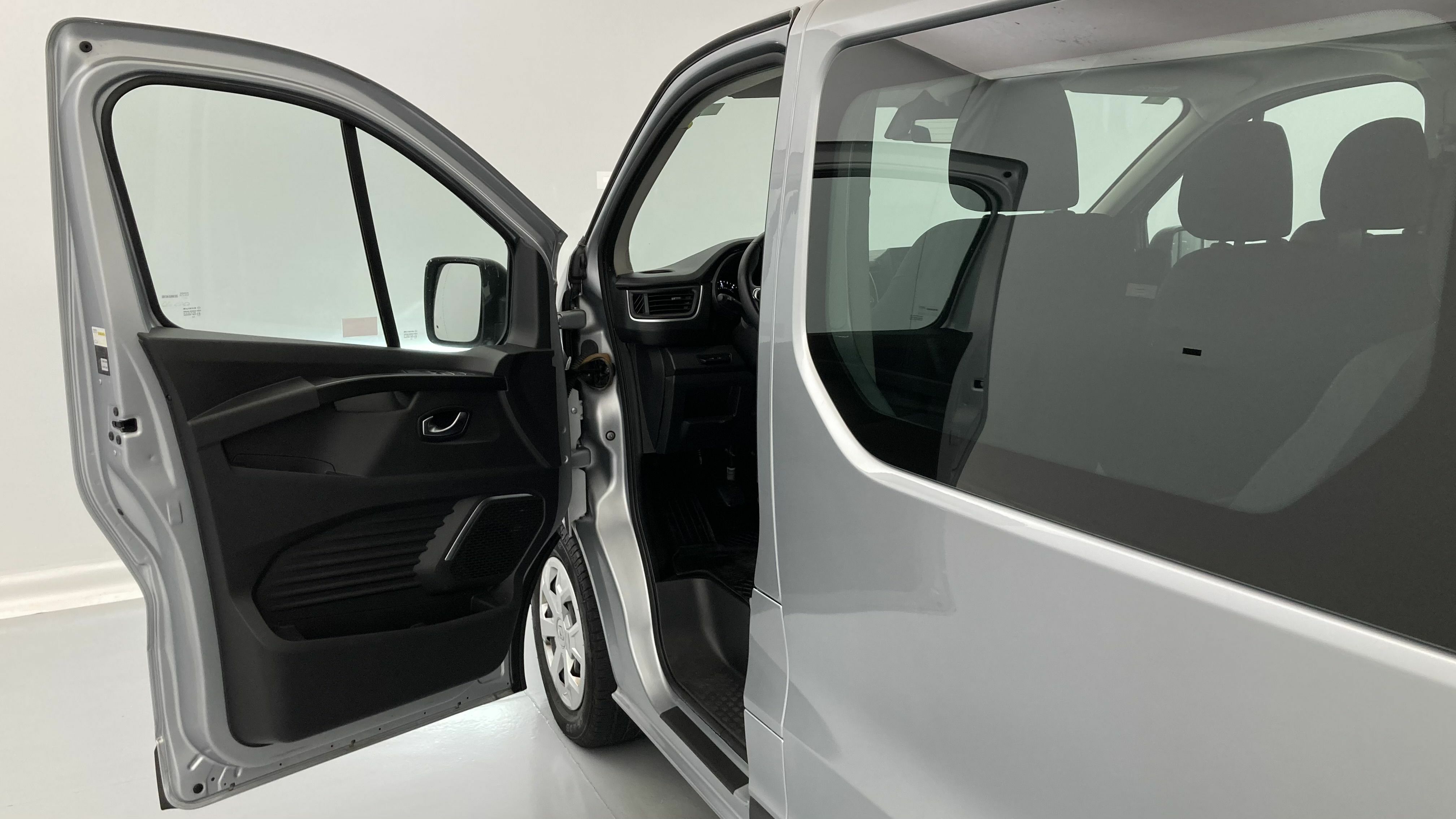 renault trafic combi largo 2.0 BLUEDCI 150 2022 gris 13