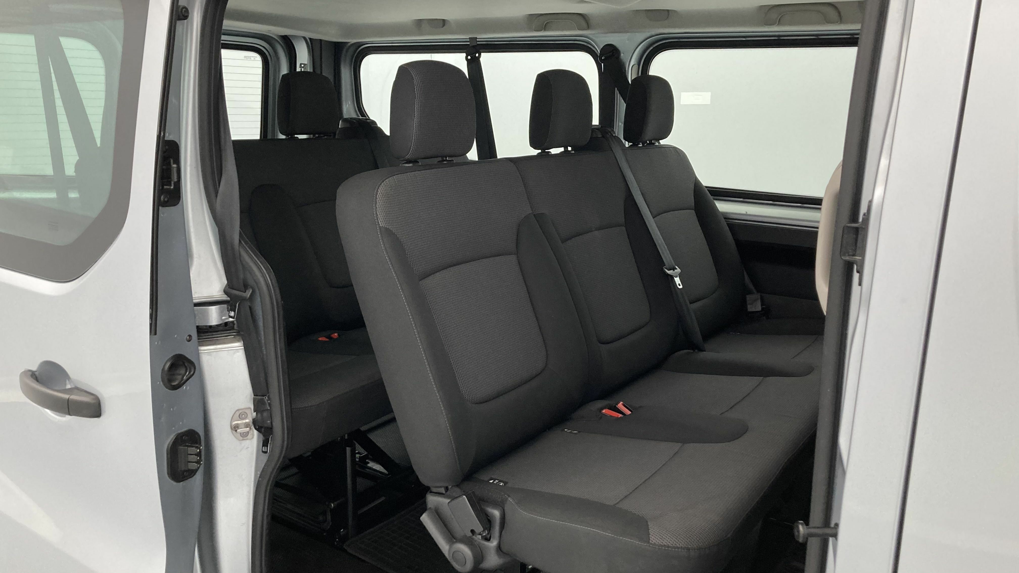 renault trafic combi largo 2.0 BLUEDCI 150 2022 gris 23
