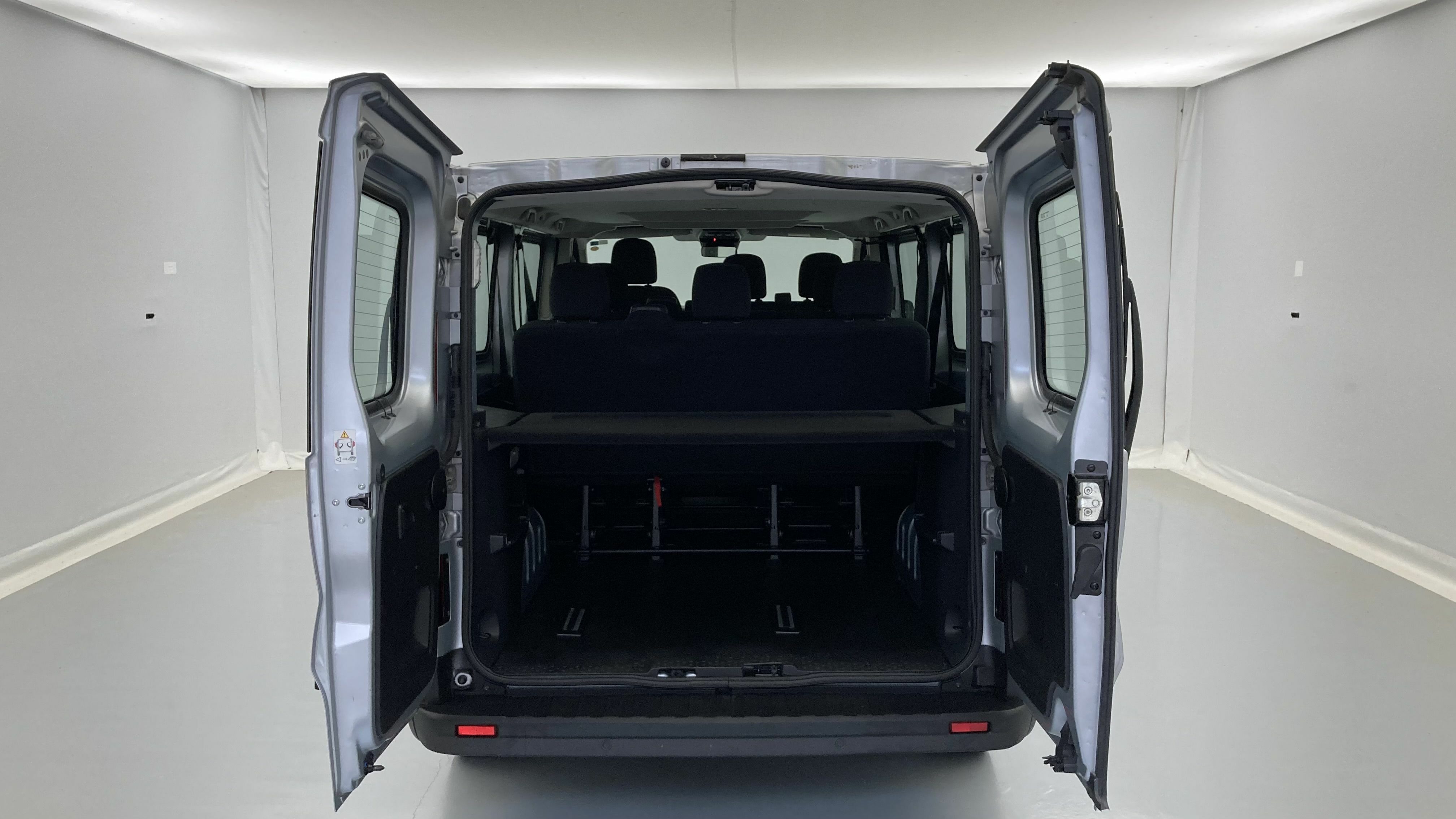 renault trafic combi largo 2.0 BLUEDCI 150 2022 gris 24
