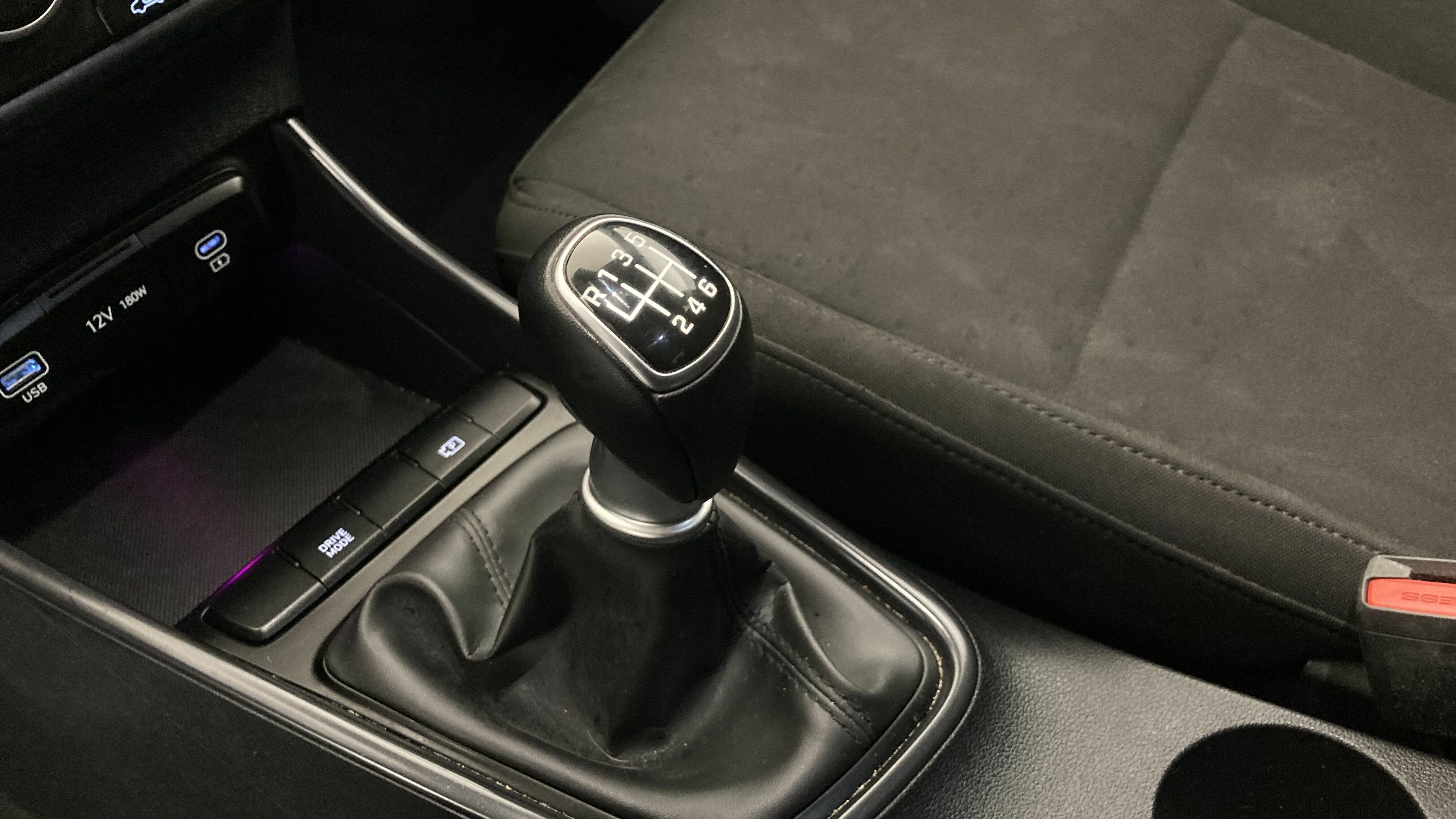 hyundai i20 klass 1.0 TGDI 100 2024 atlas white 19