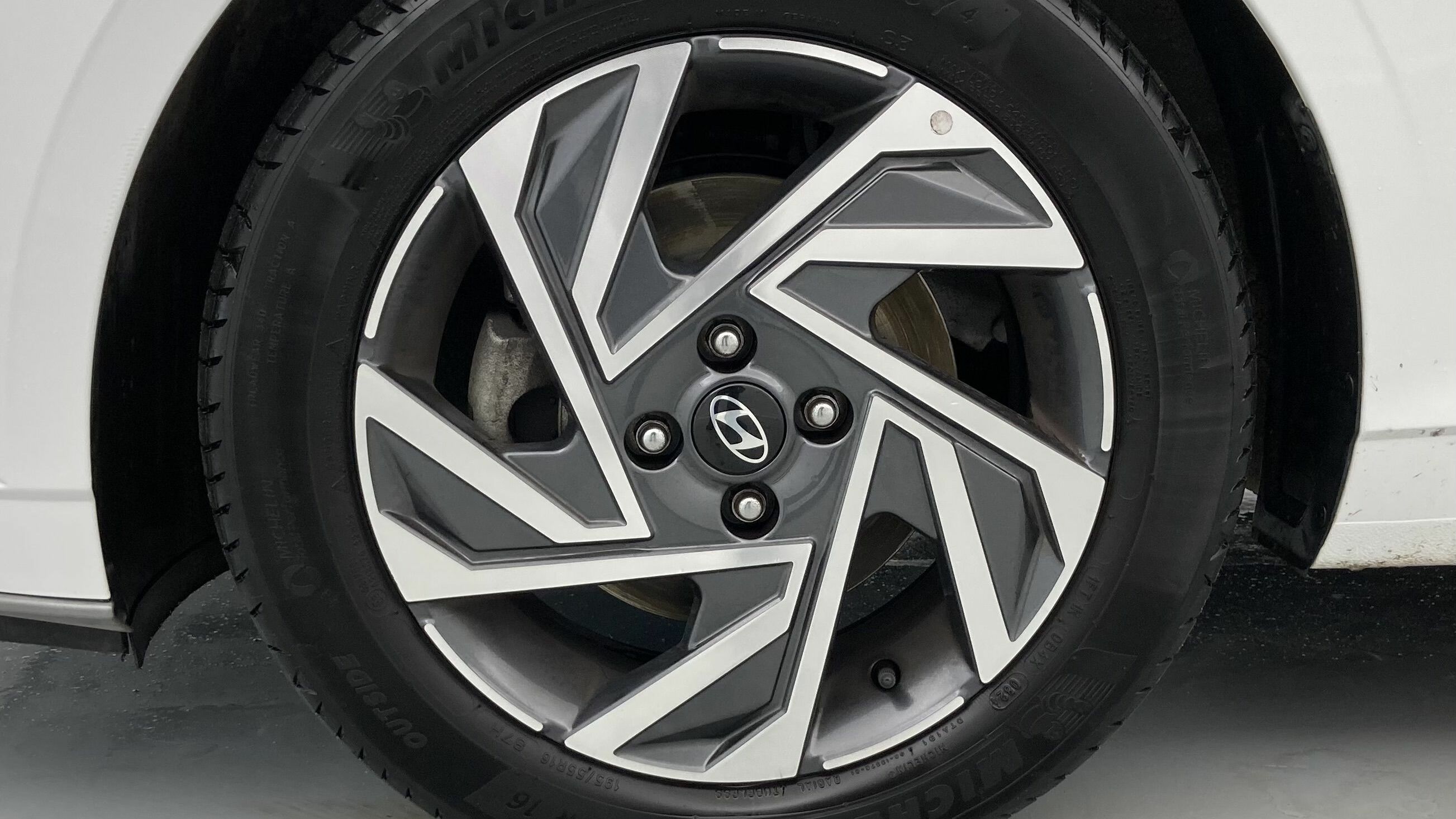 hyundai i20 klass 1.0 TGDI 100 2024 atlas white 26