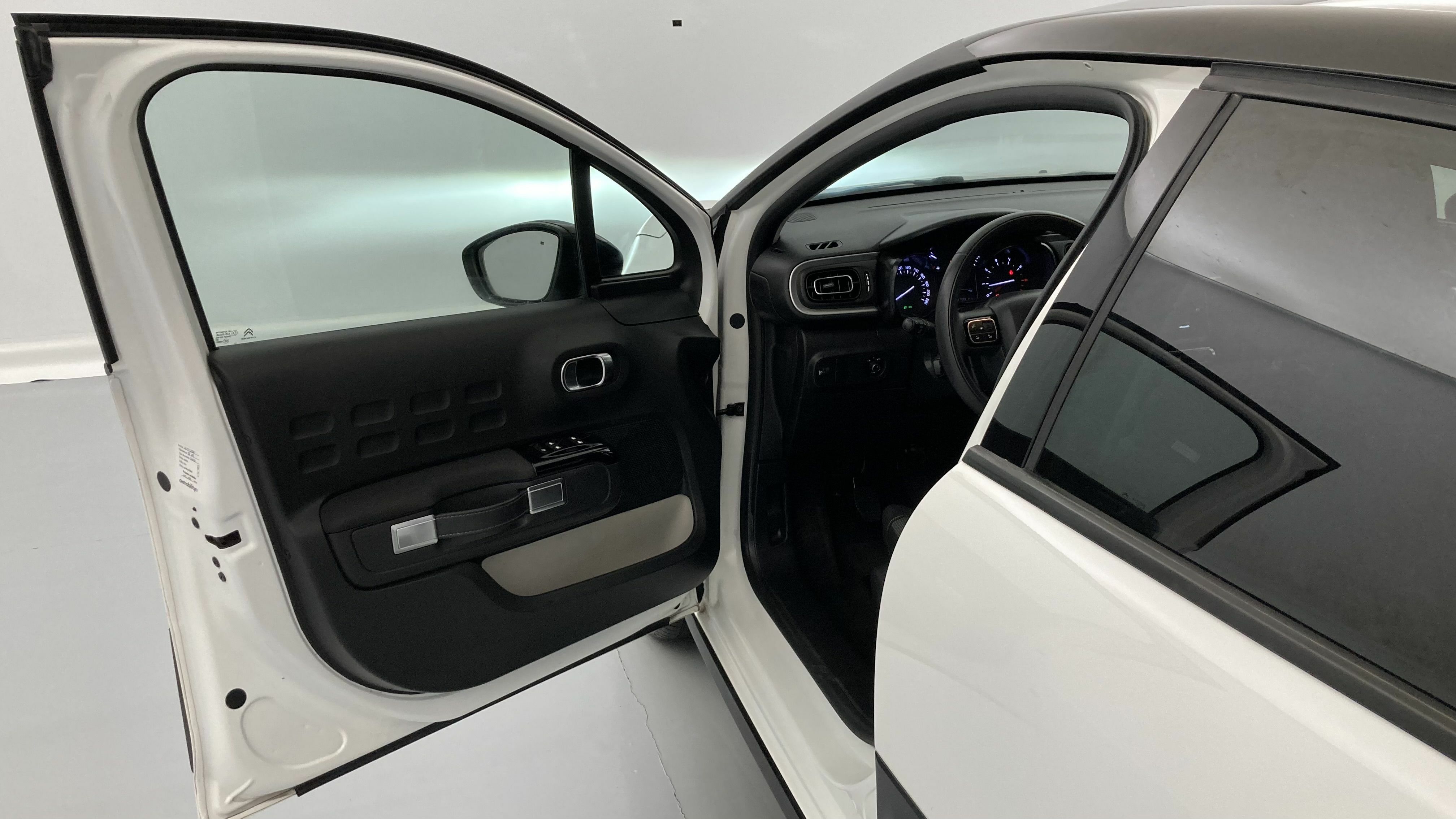 citroen c3 shine 1.2 PURETECH 83 2023 blanco banquise / negro 13