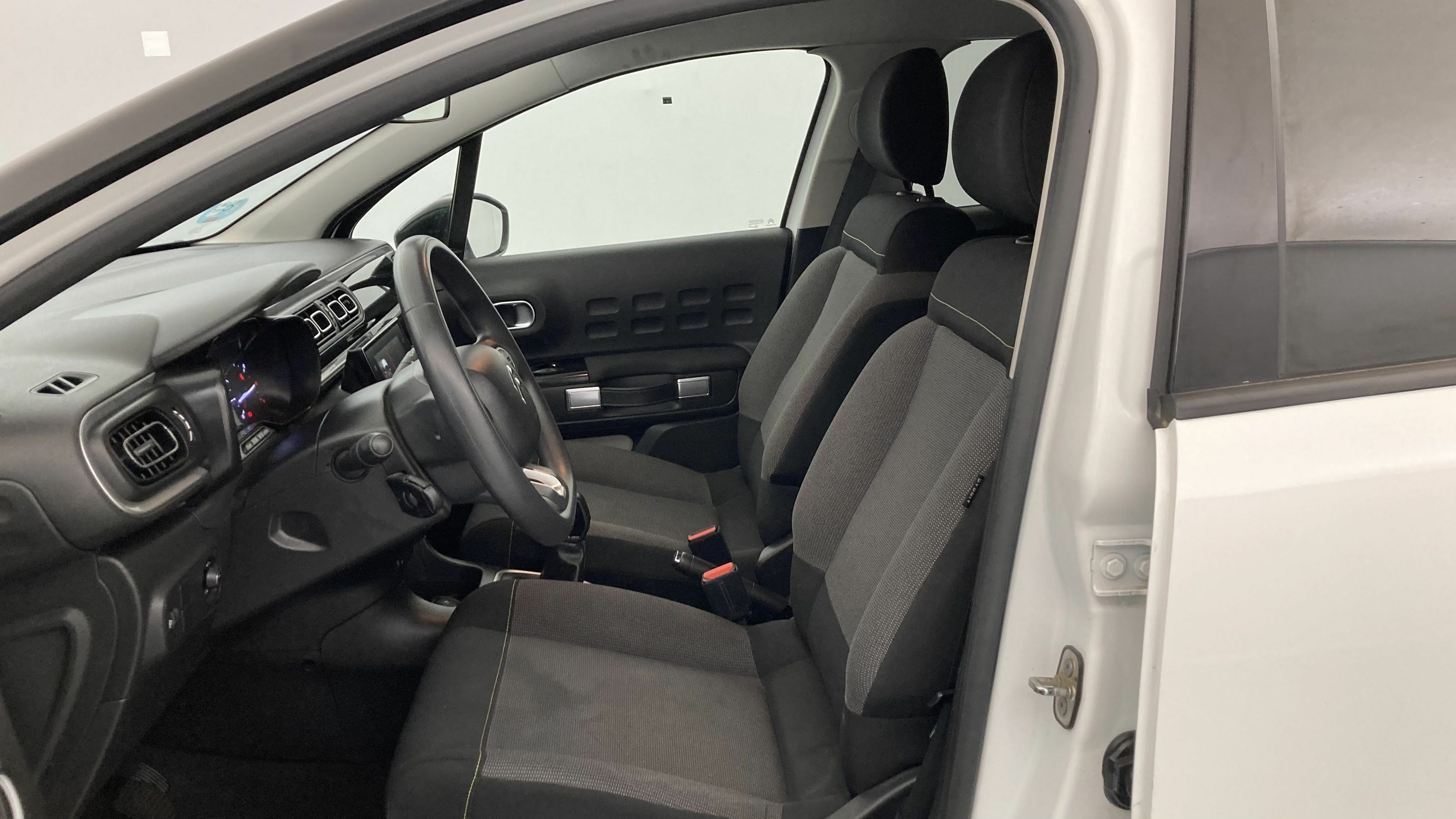 citroen c3 shine 1.2 PURETECH 83 2023 blanco banquise / negro 14