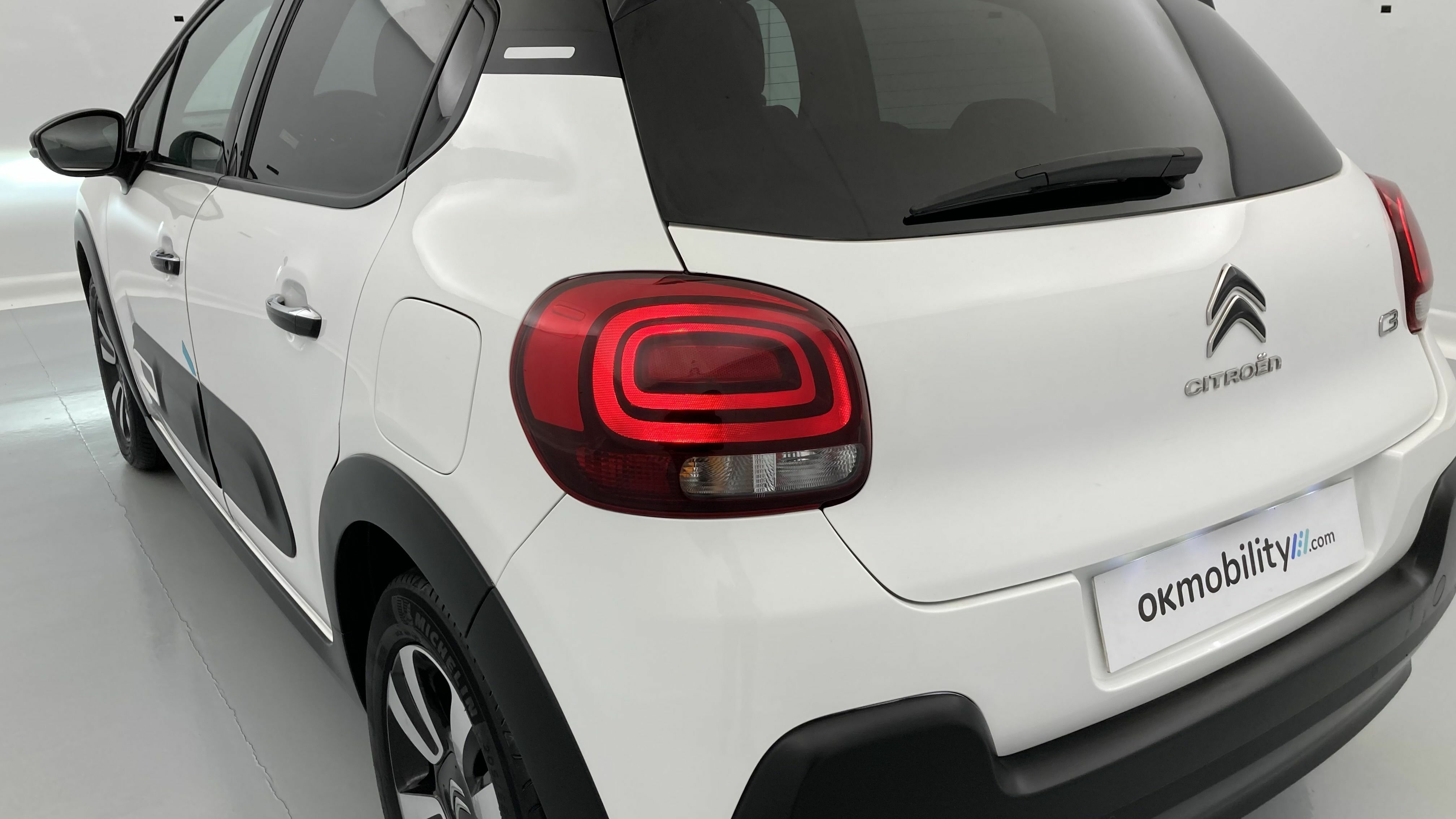 citroen c3 shine 1.2 PURETECH 83 2023 blanco banquise / negro 30