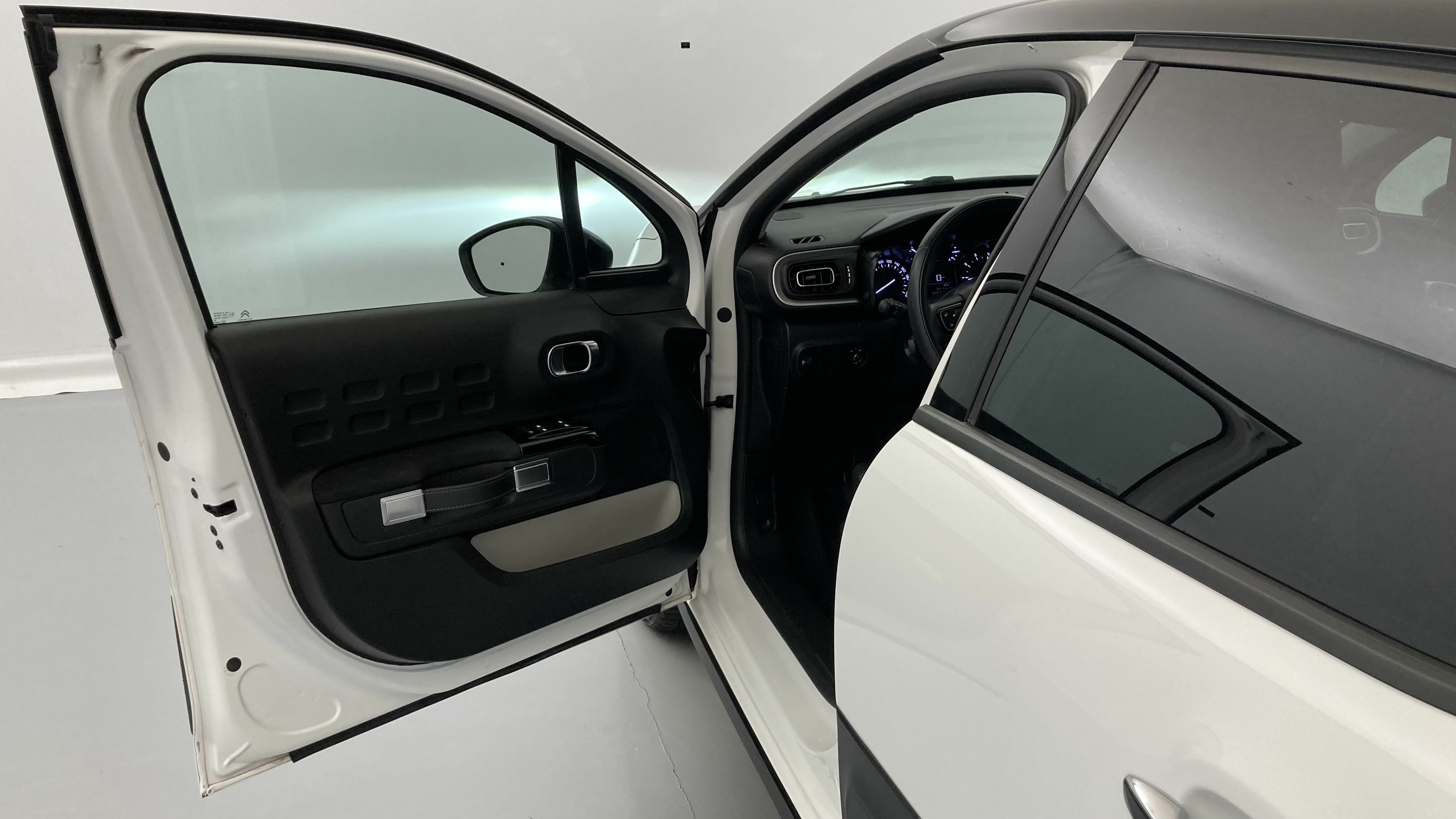 citroen c3 shine 1.2 PURETECH 83 2023 blanco banquise / negro 13