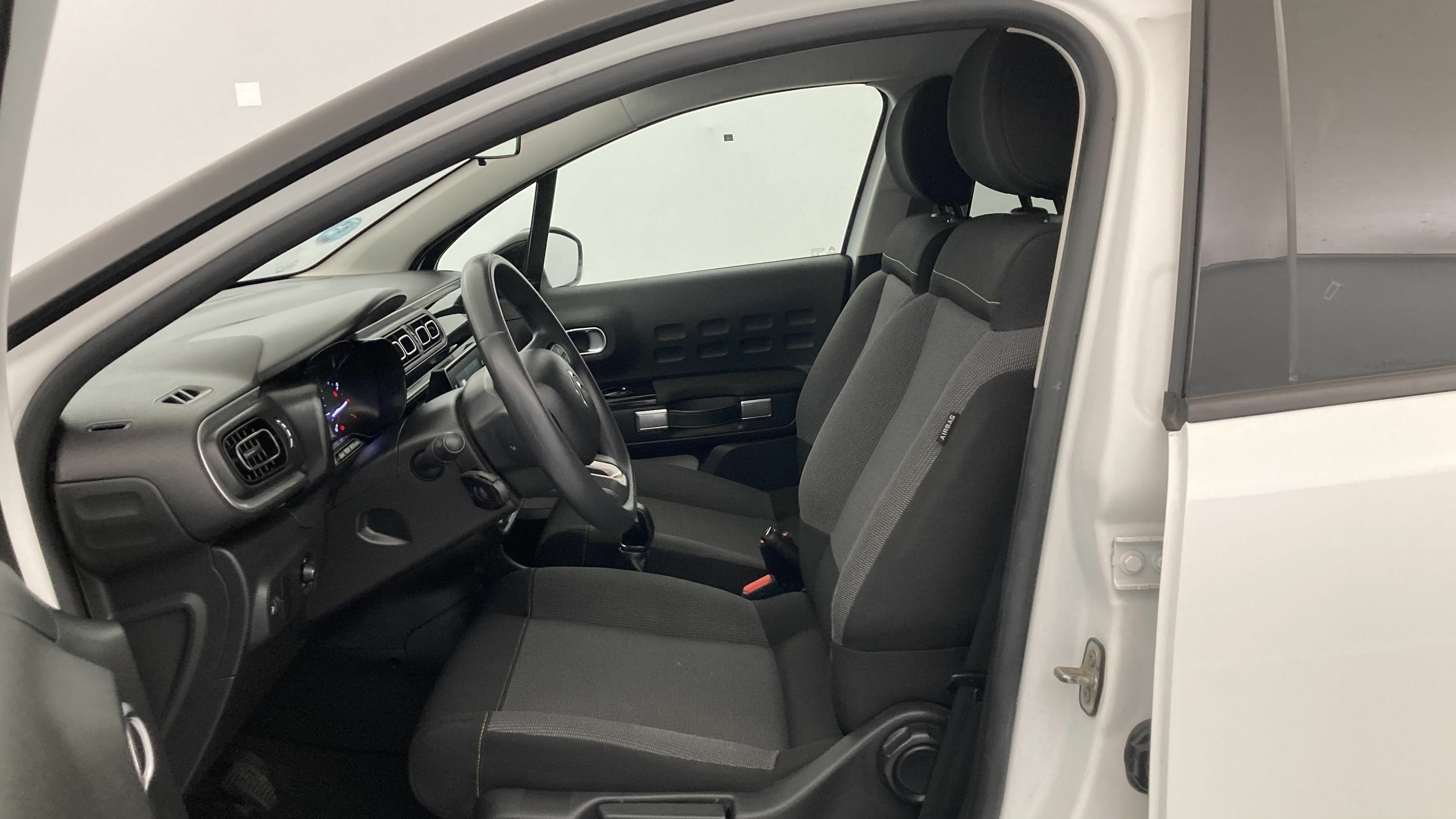 citroen c3 shine 1.2 PURETECH 83 2023 blanco banquise / negro 14
