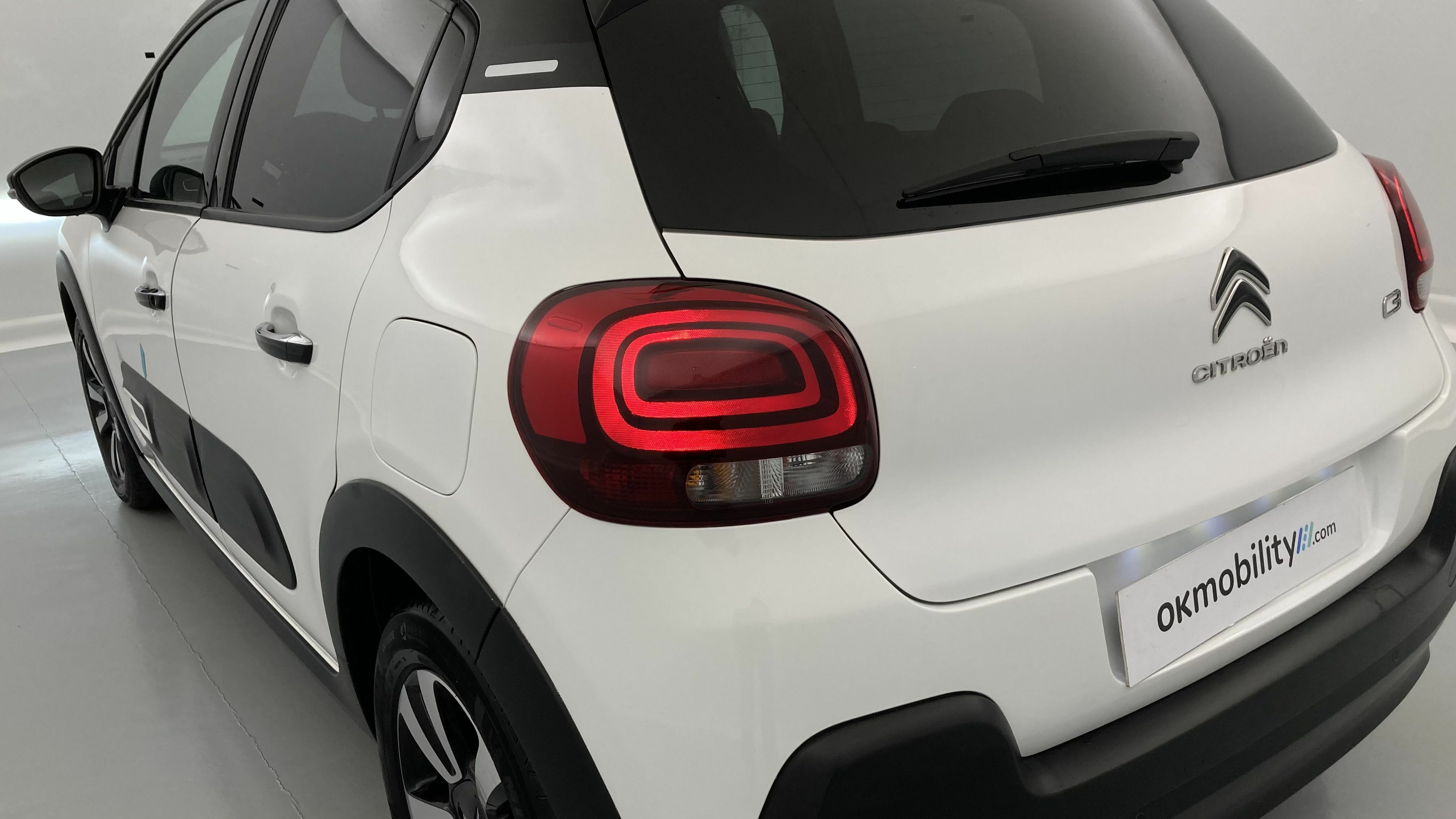 citroen c3 shine 1.2 PURETECH 83 2023 blanco banquise / negro 30