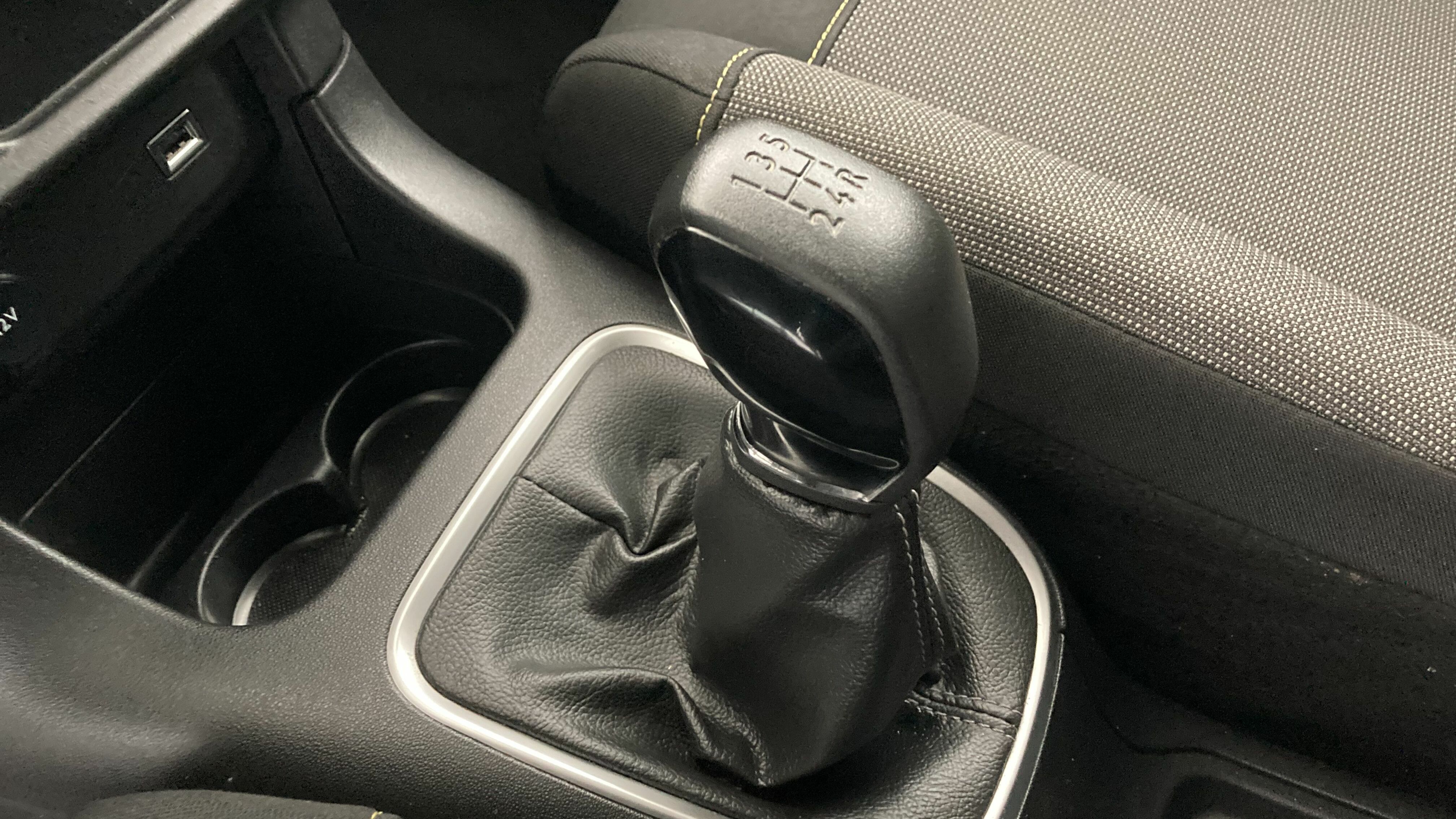 citroen c3 shine 1.2 PURETECH 83 2023 gris acero / negro 16