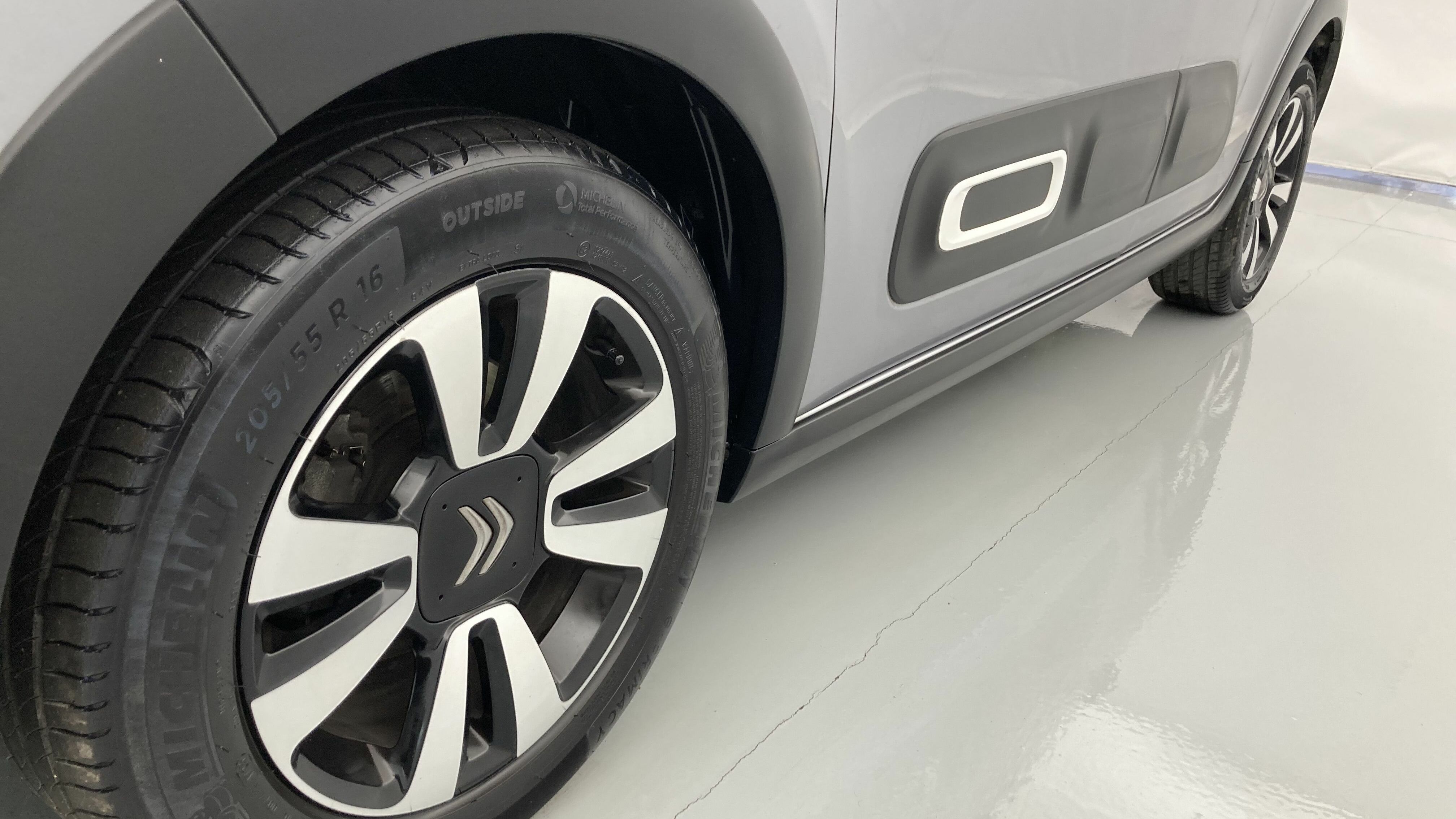 citroen c3 shine 1.2 PURETECH 83 2023 gris acero / negro 20