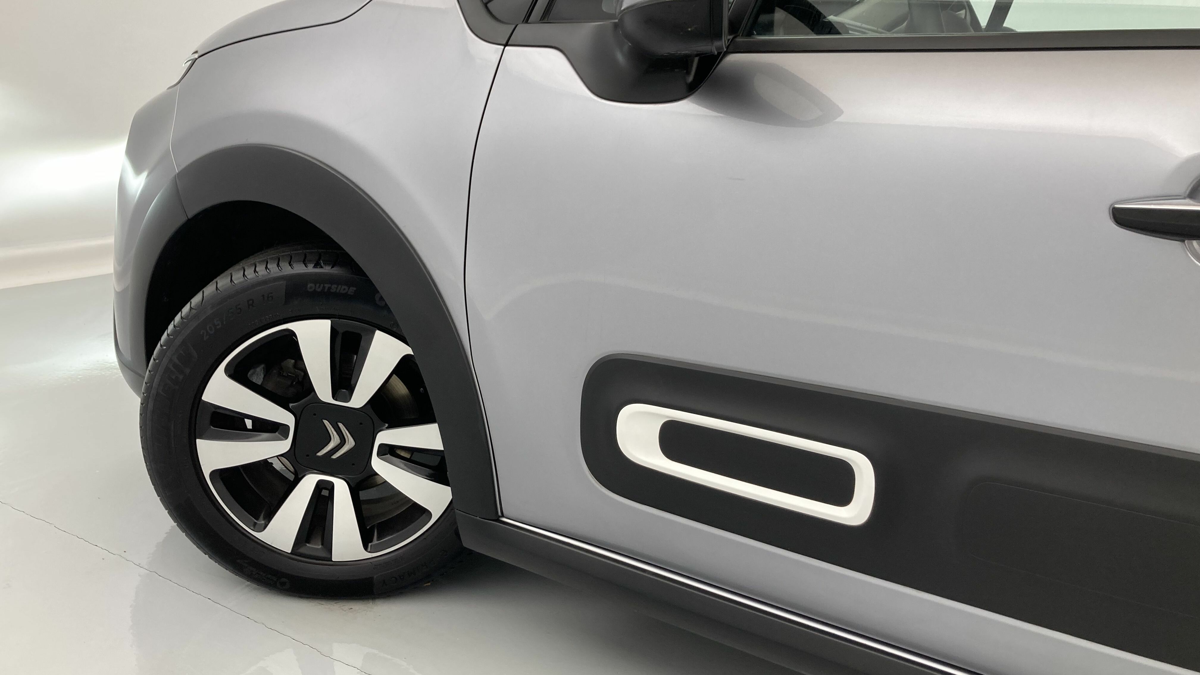 citroen c3 shine 1.2 PURETECH 83 2023 gris acero / negro 22