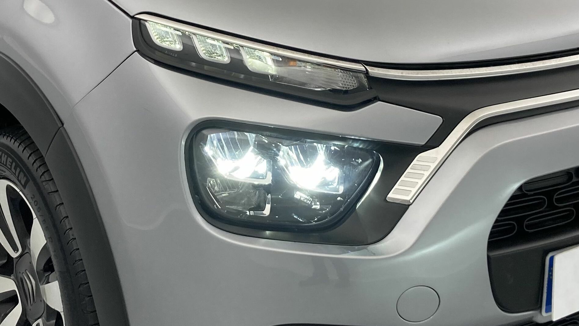 citroen c3 shine 1.2 PURETECH 83 2023 gris acero / negro 23