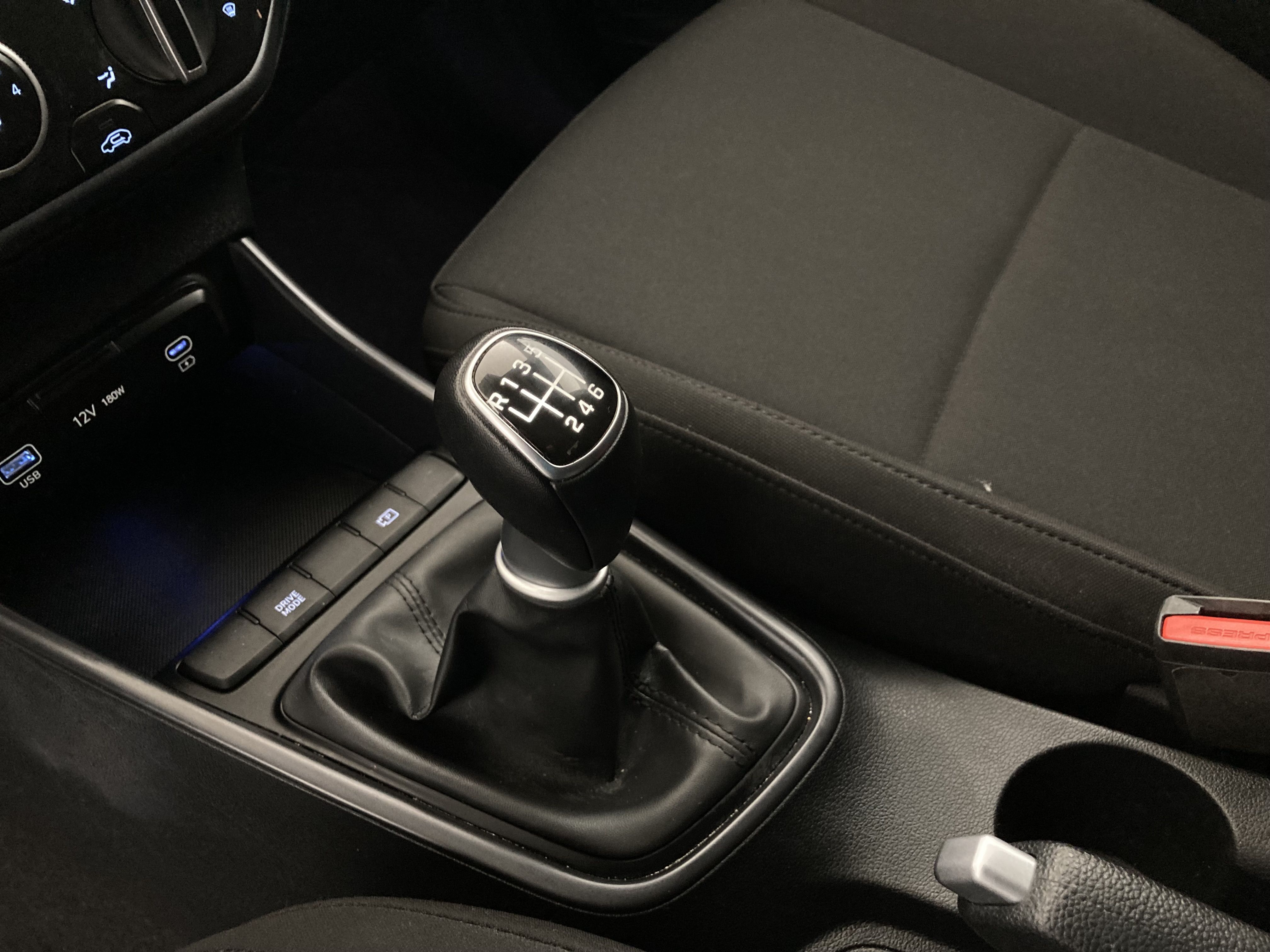 hyundai i20 klass 1.0 TGDI 100 2024 atlas white 12