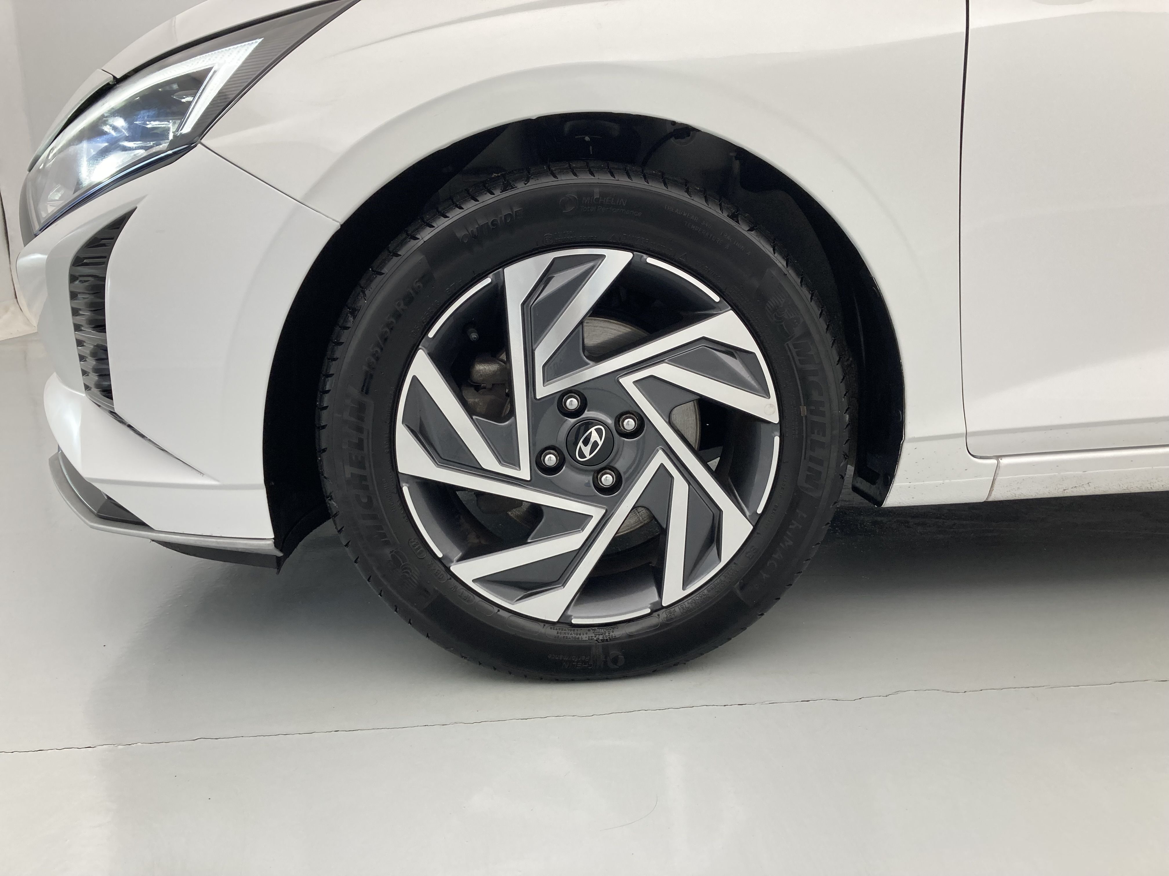 hyundai i20 klass 1.0 TGDI 100 2024 atlas white 27