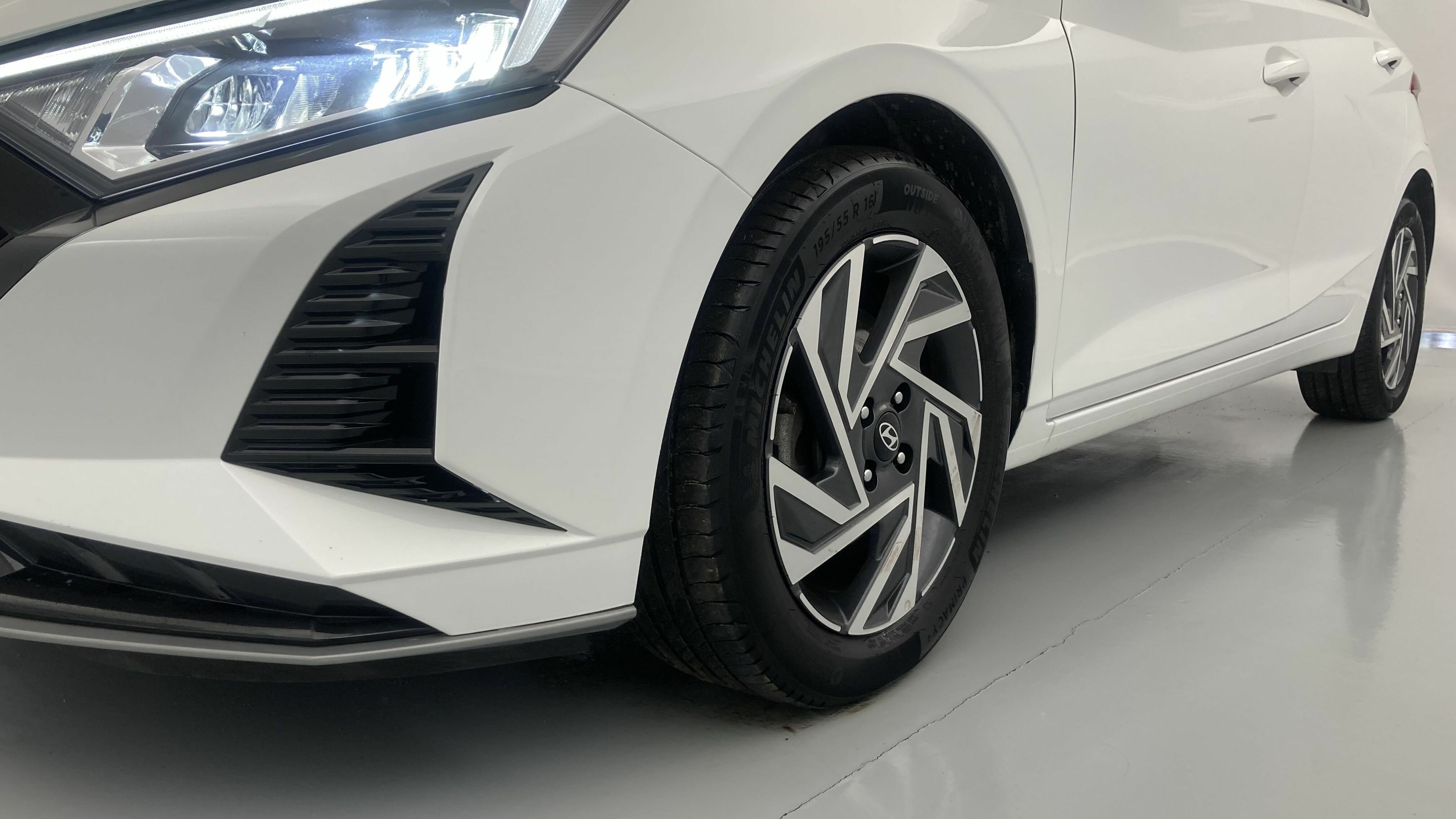 hyundai i20 klass 1.0 TGDI 100 2024 atlas white 25