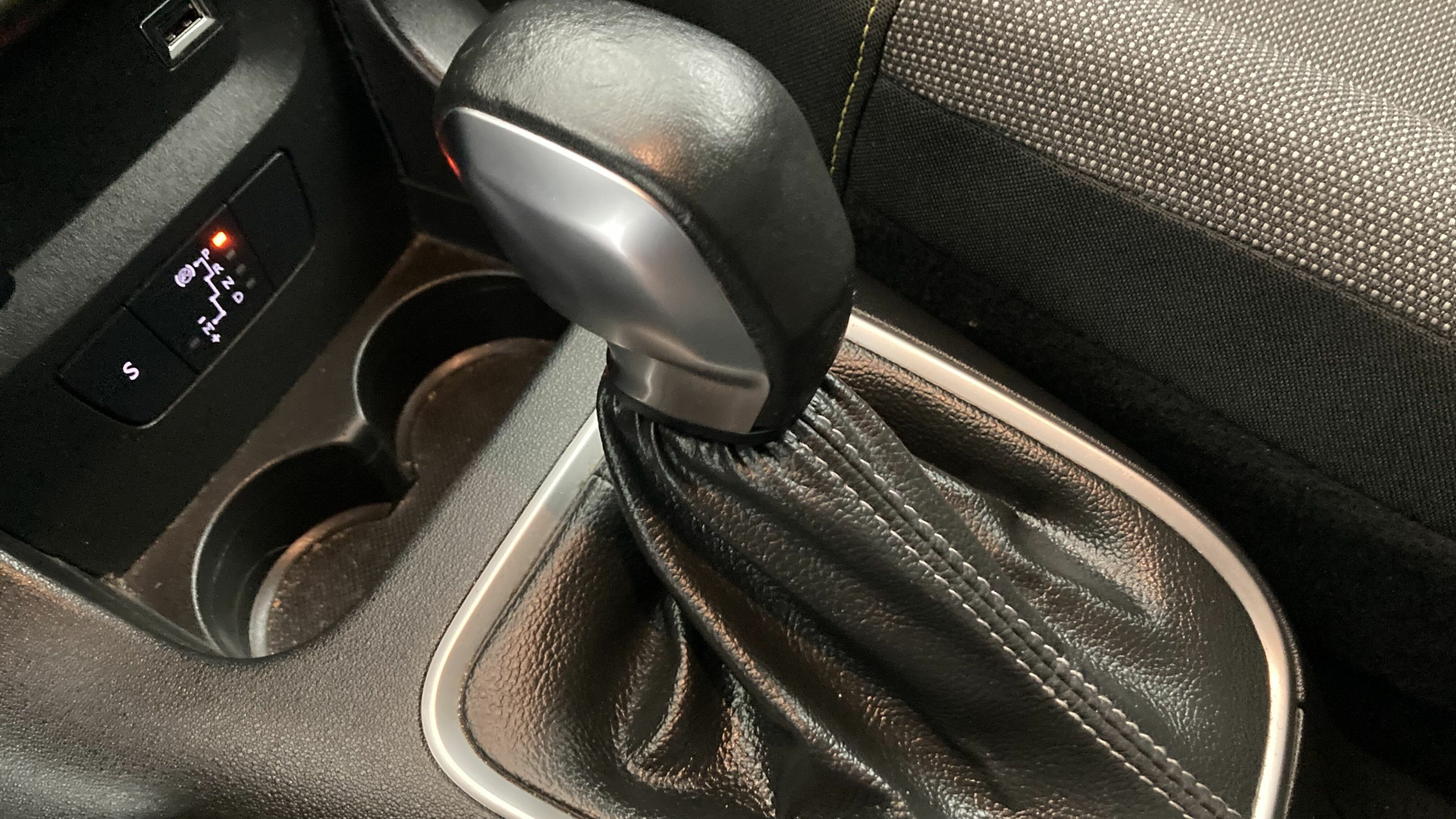 citroen c3 shine 1.2 PURETECH 110 EAT 2023 gris platino / negro 15