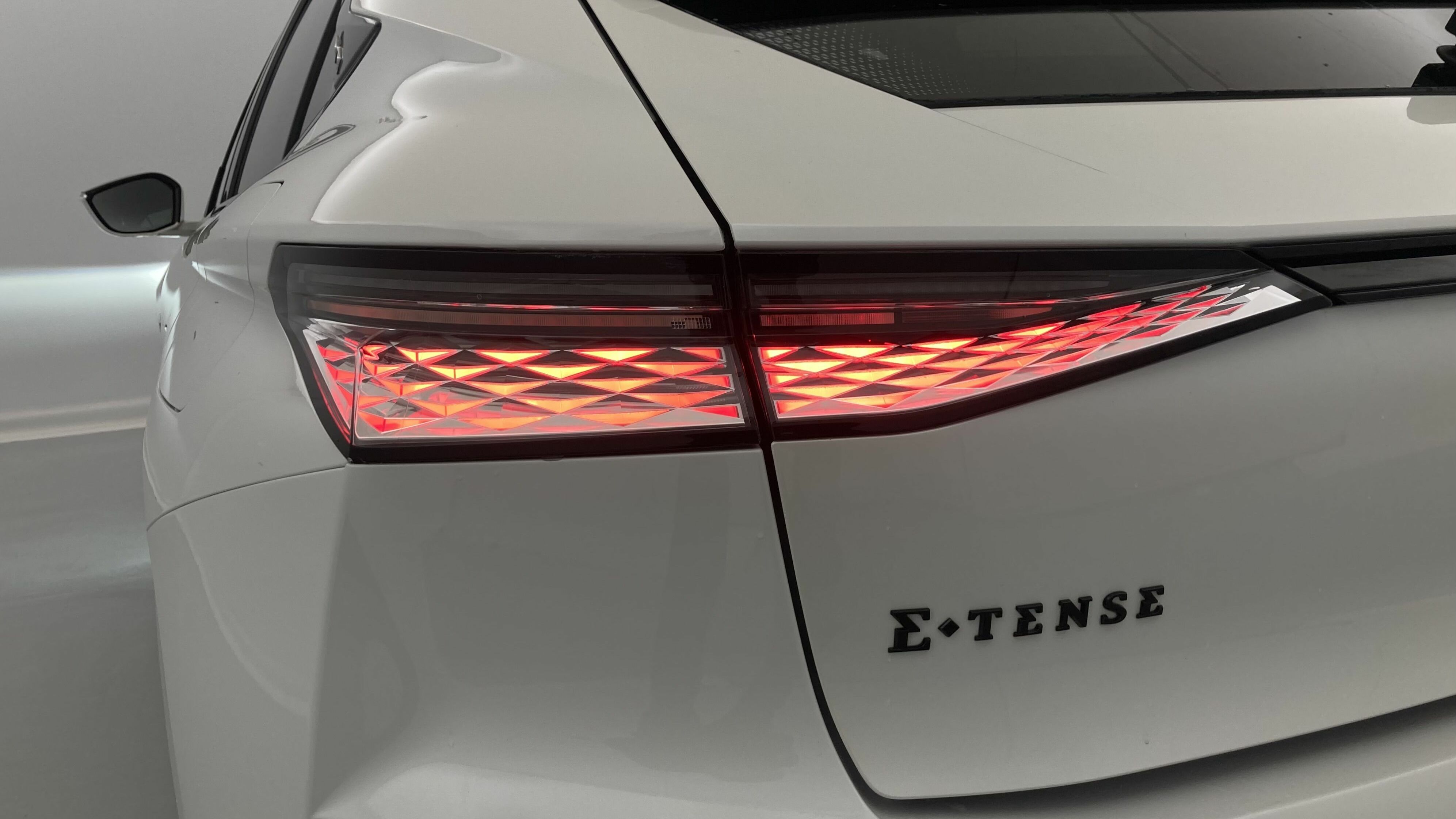 ds ds4 performance line + E-TENSE 225 CA 2023 blanco nacarado 31