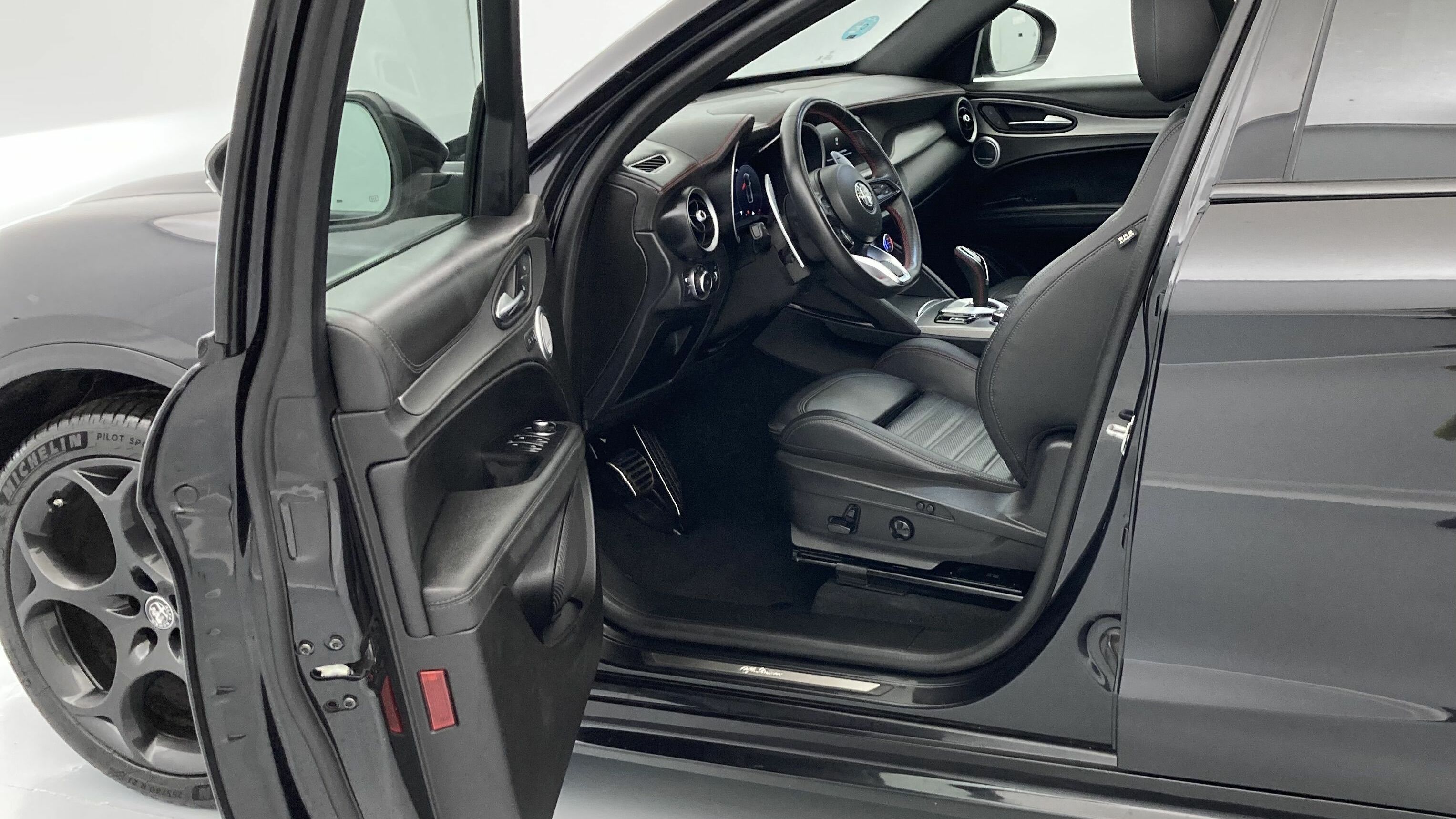 alfa romeo stelvio competizione 2.0 TURBO 280 AWD CA 2023 negro volcano 14