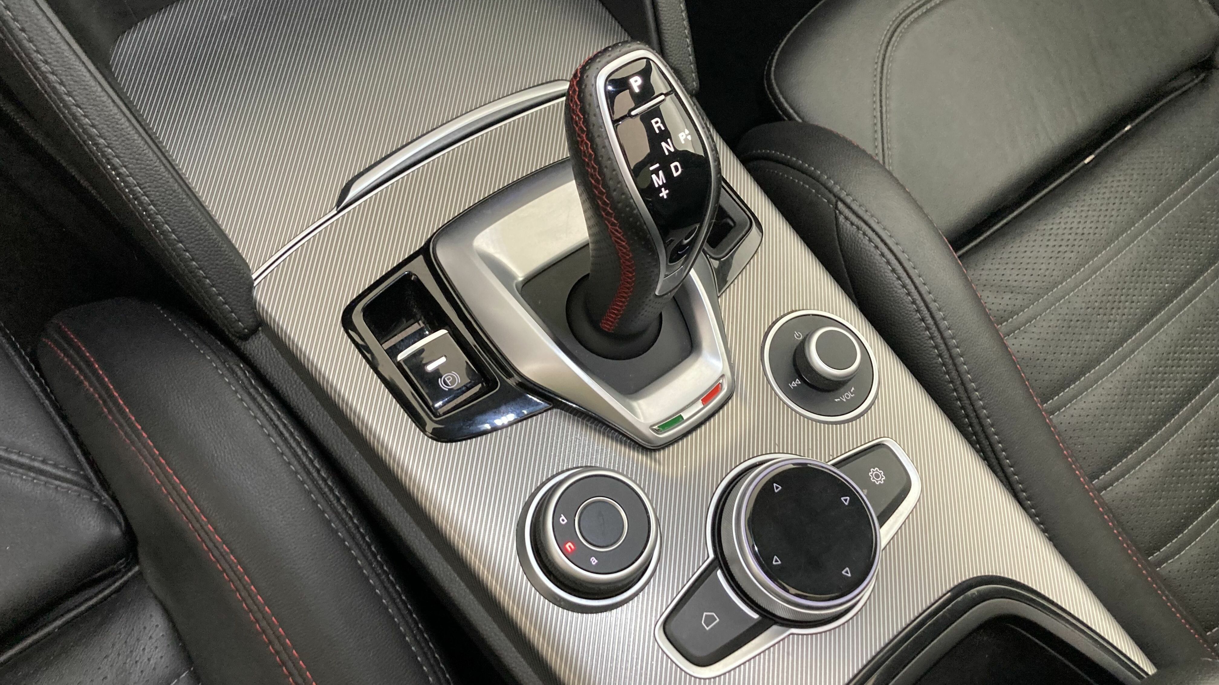 alfa romeo stelvio competizione 2.0 TURBO 280 AWD CA 2023 negro volcano 20