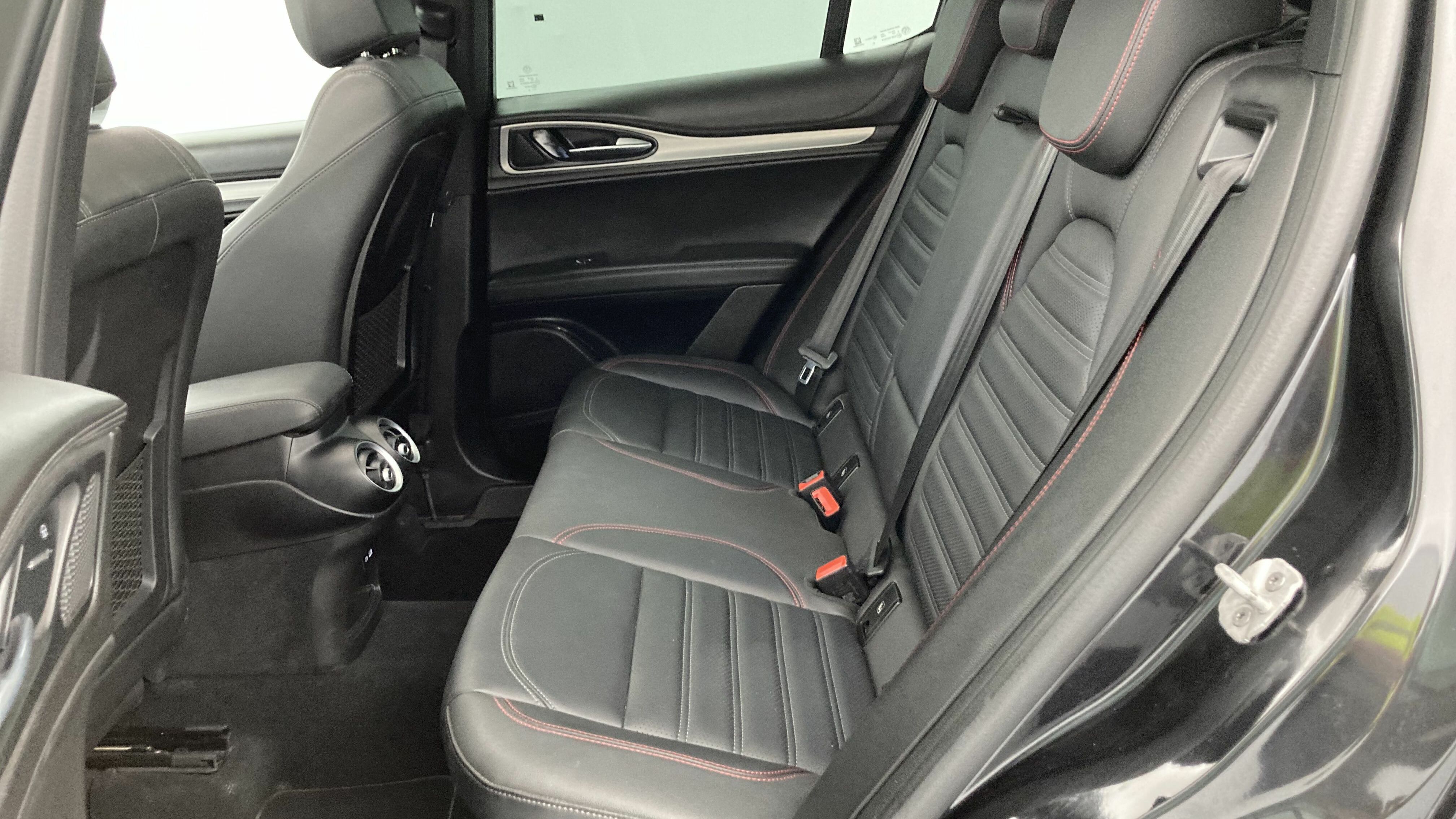 alfa romeo stelvio competizione 2.0 TURBO 280 AWD CA 2023 negro volcano 21