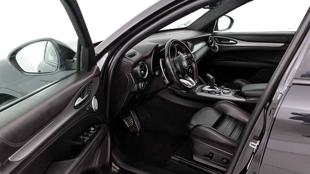 alfa romeo stelvio competizione 2.0 TURBO 280 AWD CA 2023 negro volcano 13