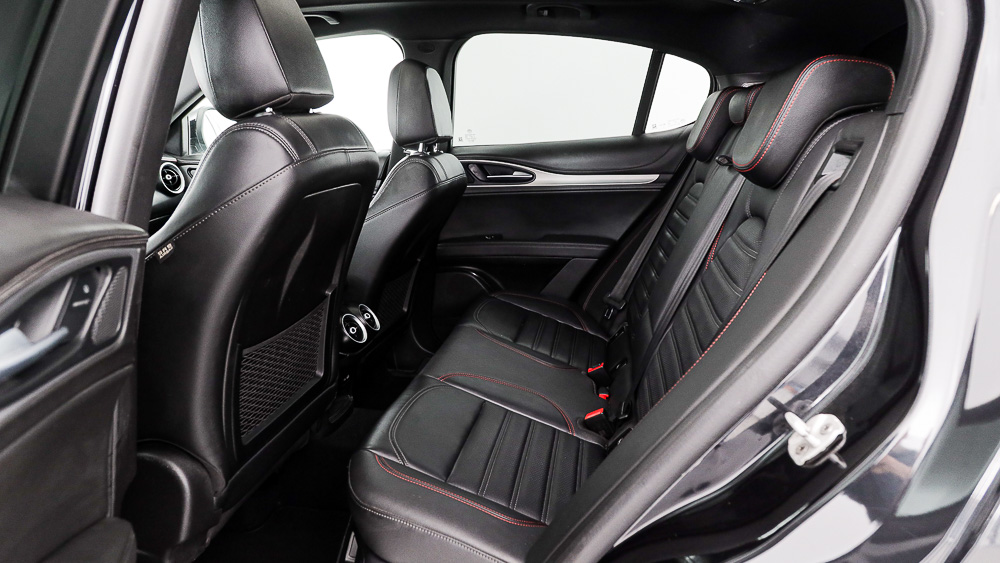 alfa romeo stelvio competizione 2.0 TURBO 280 AWD CA 2023 negro volcano 22