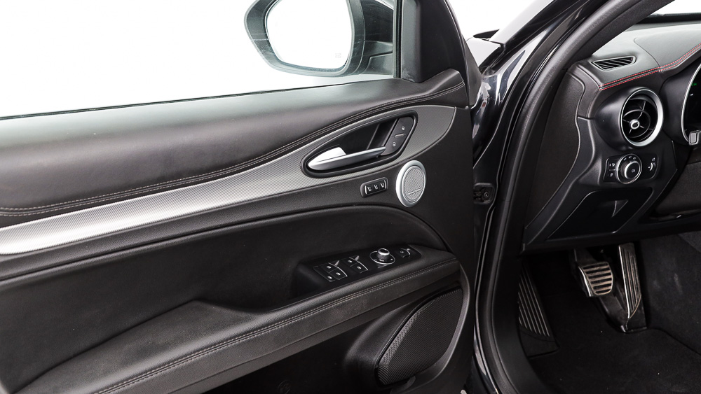 alfa romeo stelvio competizione 2.0 TURBO 280 AWD CA 2023 negro volcano 23