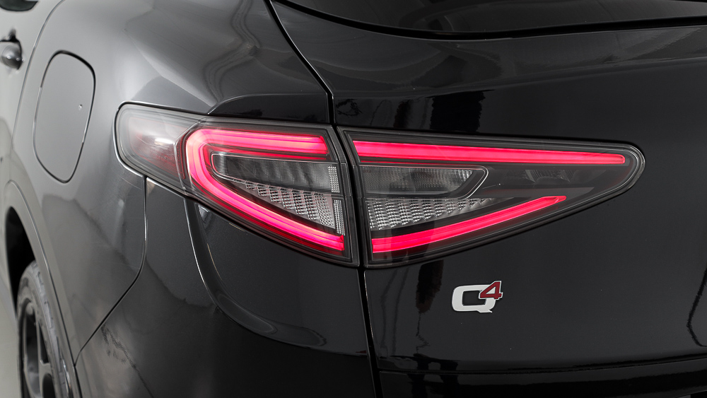 alfa romeo stelvio competizione 2.0 TURBO 280 AWD CA 2023 negro volcano 34