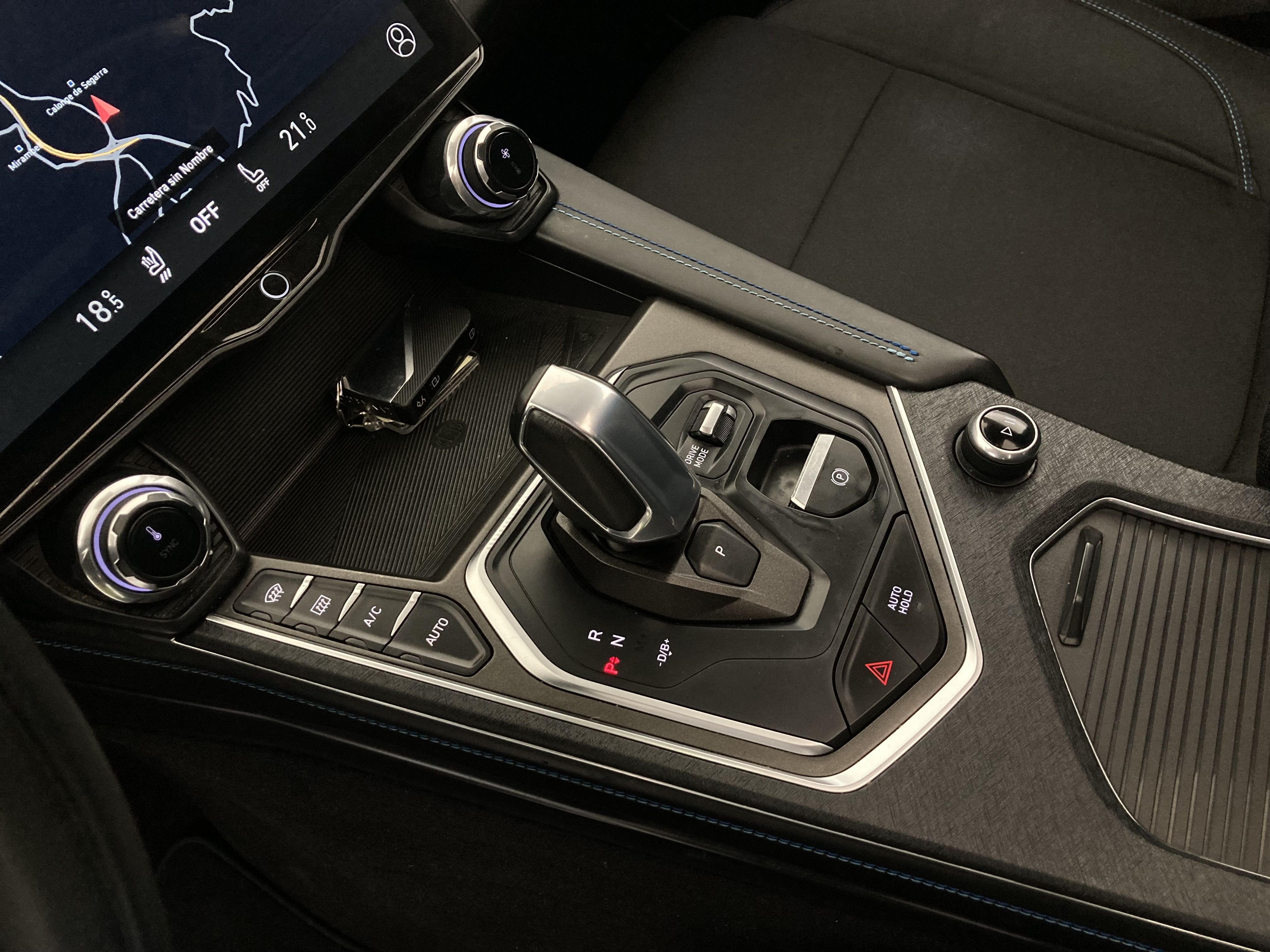 lynk&co 1 nv 1.5 PHEV 261 2022 black 14