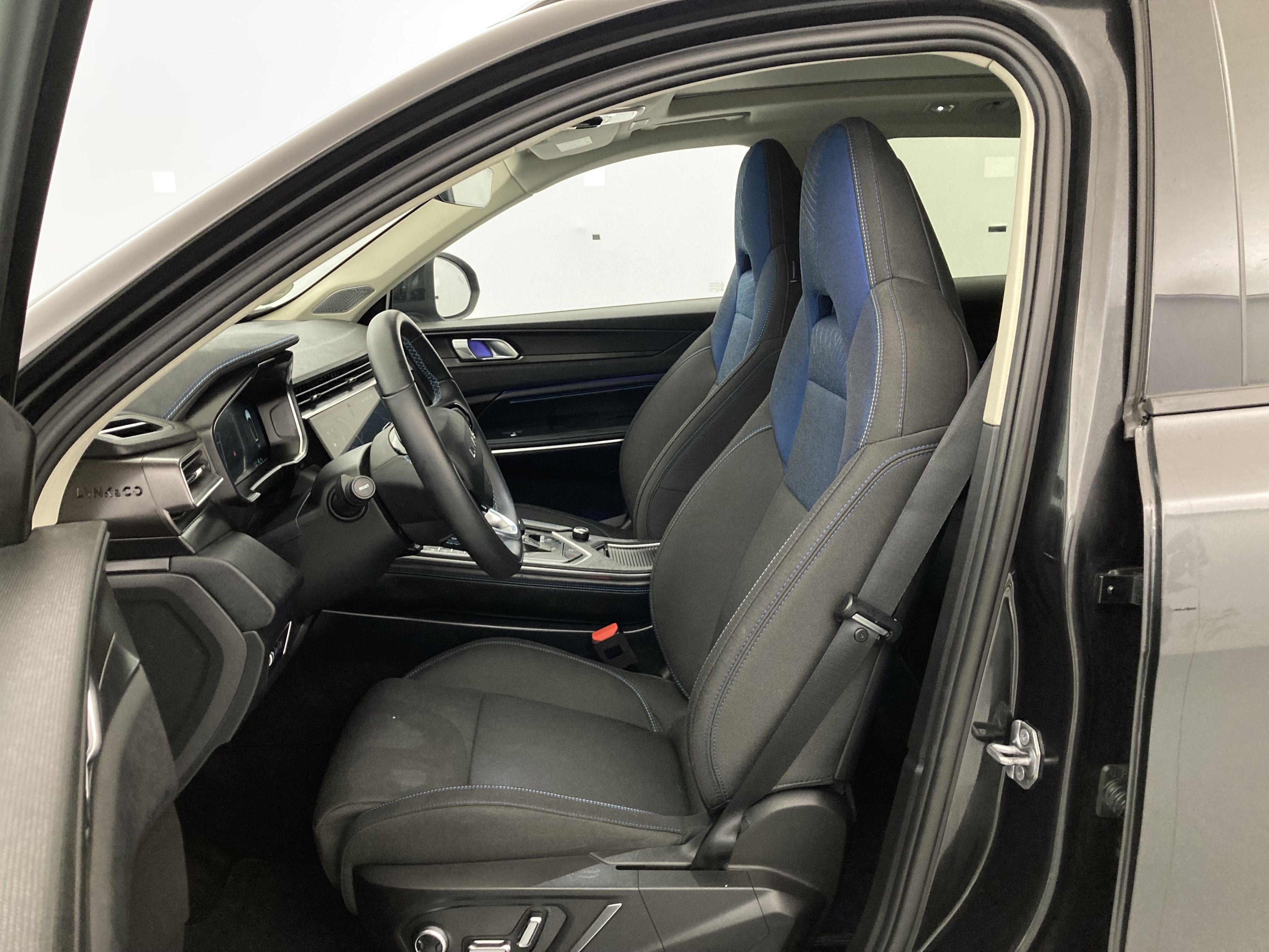 lynk&co 1 nv 1.5 PHEV 261 2022 black 17