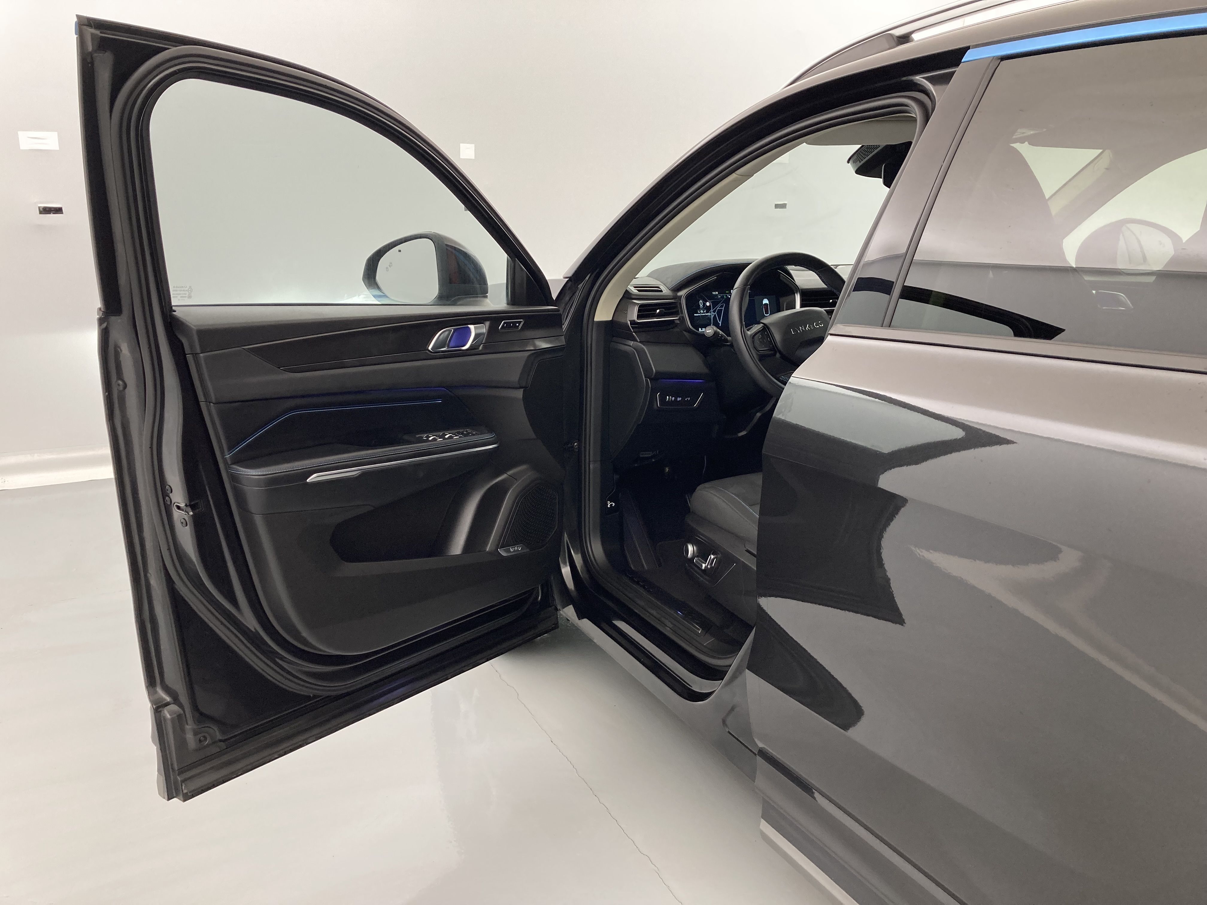 lynk&co 1 nv 1.5 PHEV 261 2022 black 19