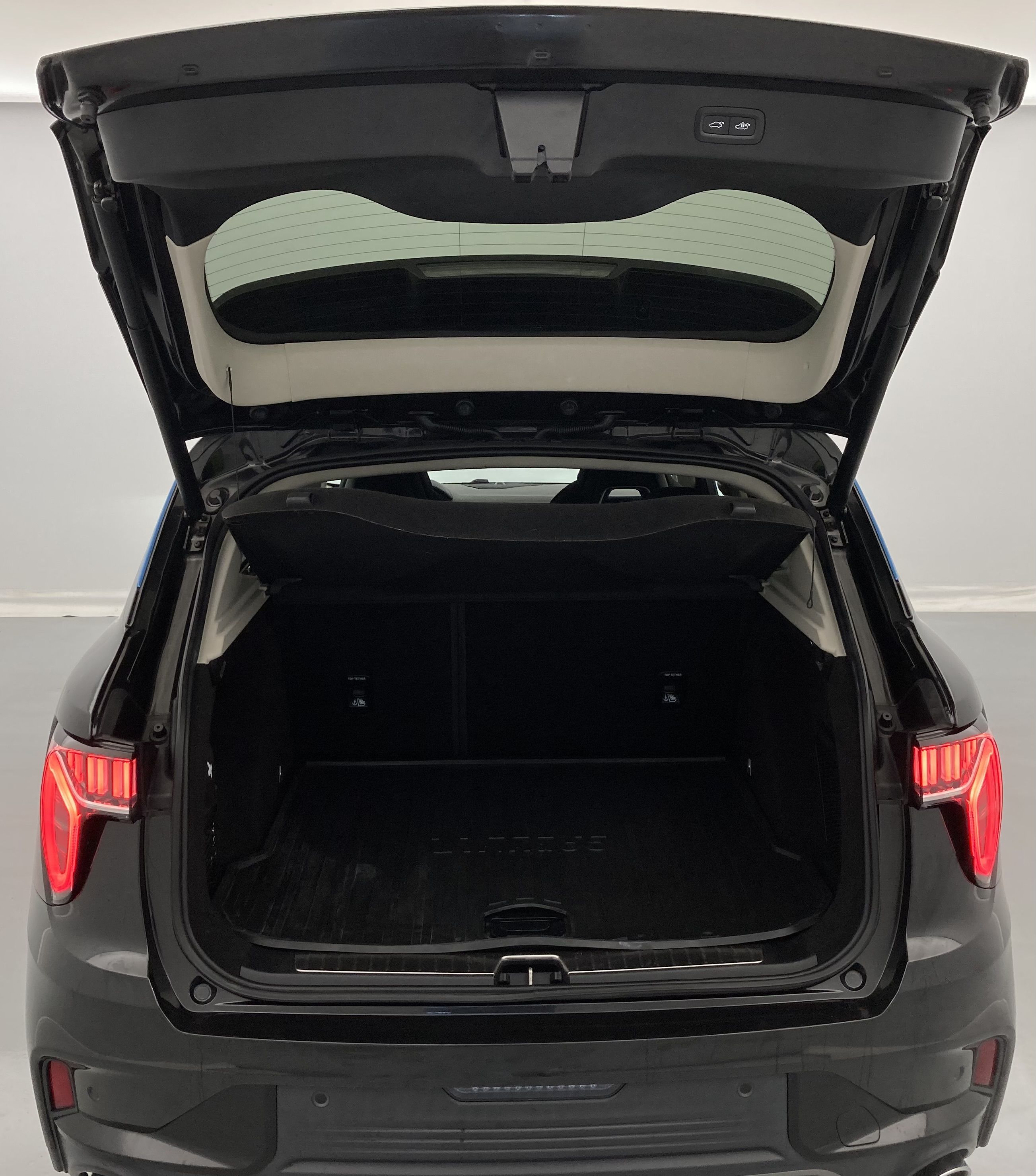 lynk&co 1 nv 1.5 PHEV 261 2022 black 22