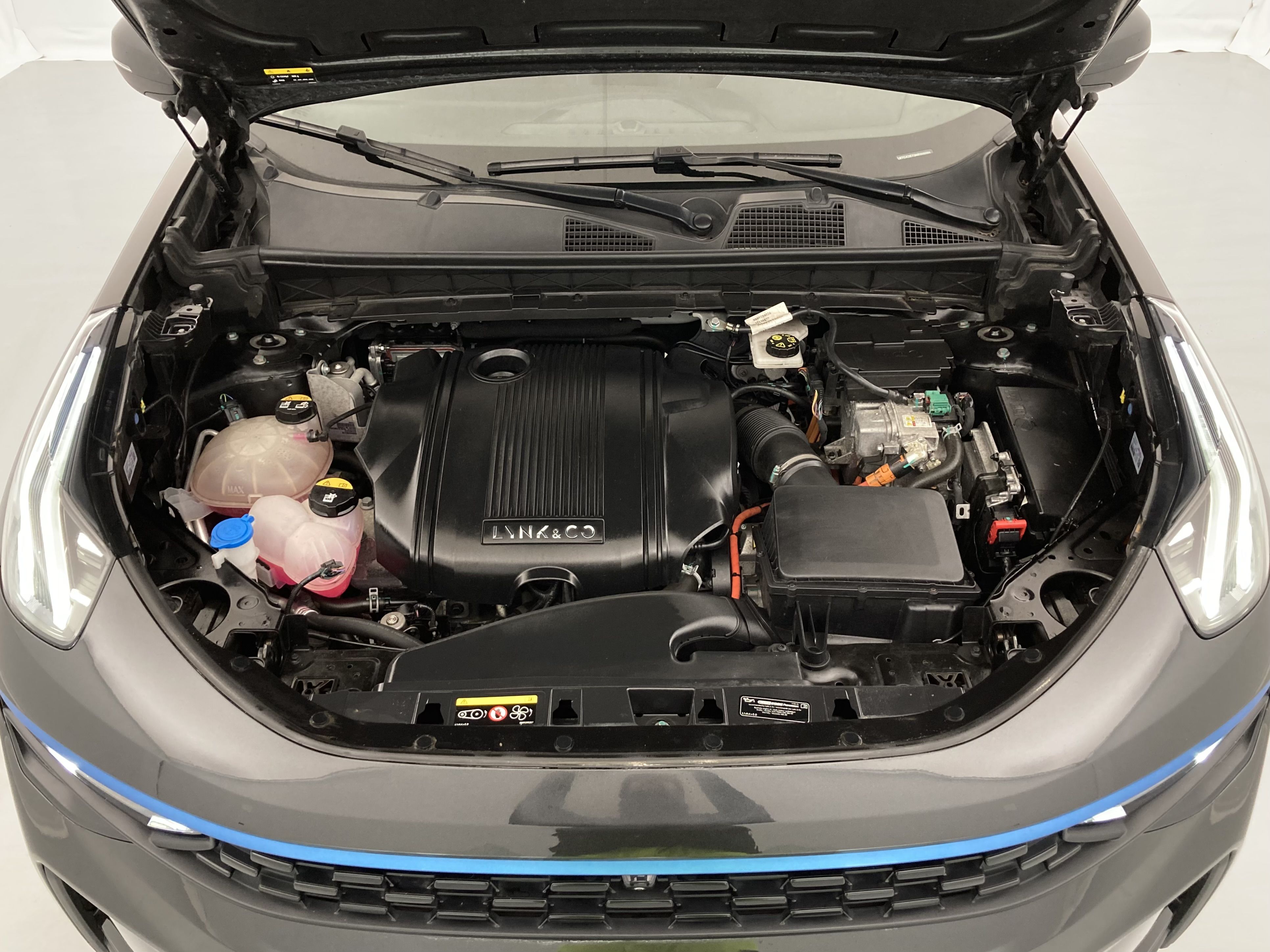 lynk&co 1 nv 1.5 PHEV 261 2022 black 23