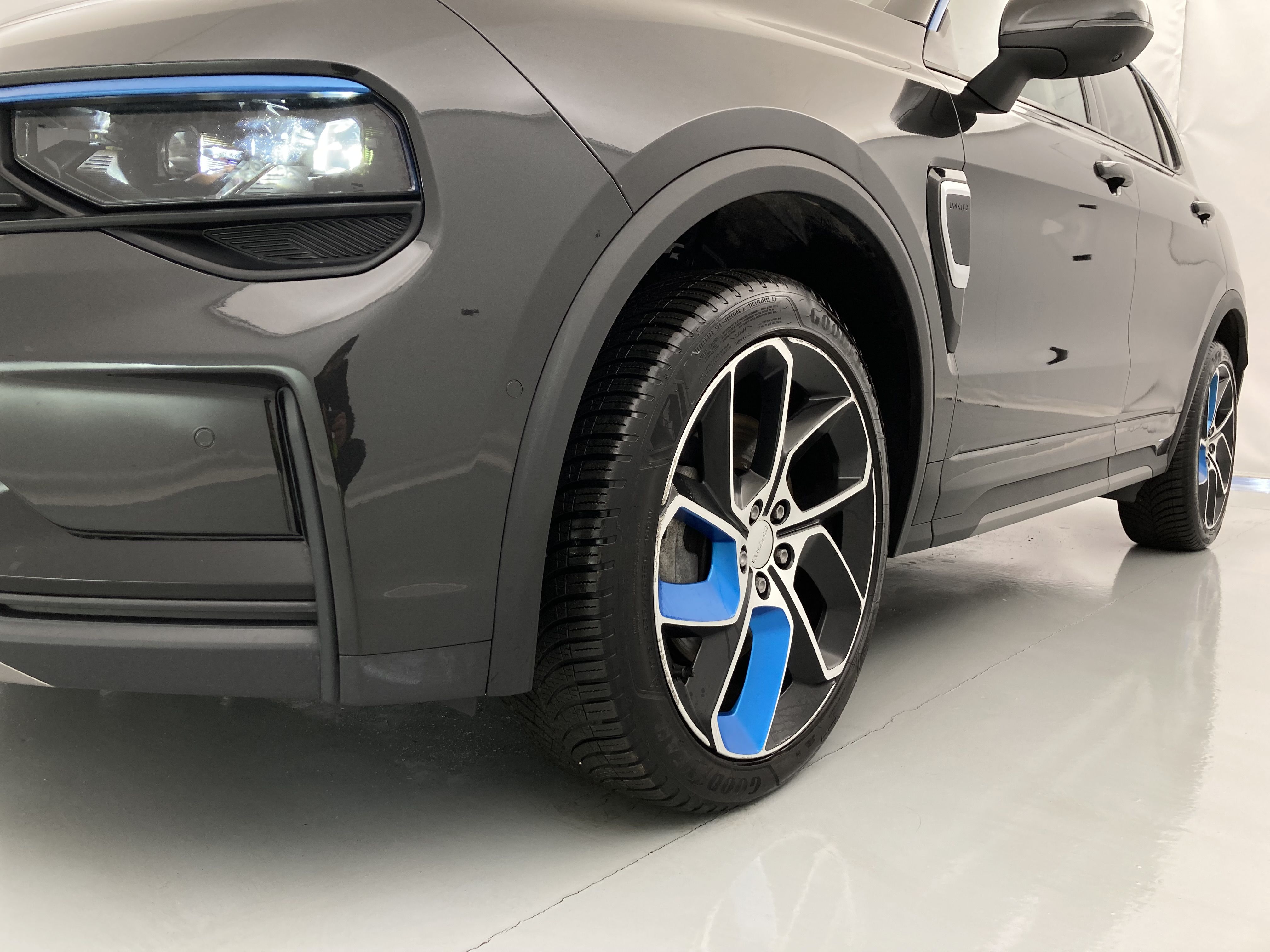 lynk&co 1 nv 1.5 PHEV 261 2022 black 28