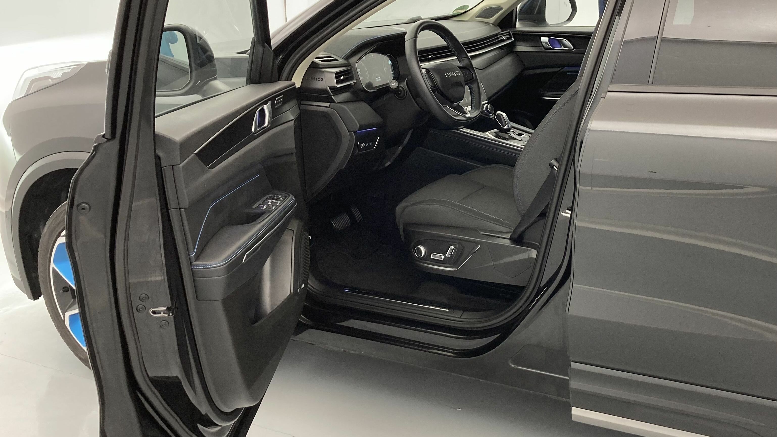 lynk&co 1 nv 1.5 PHEV 261 2022 black 14