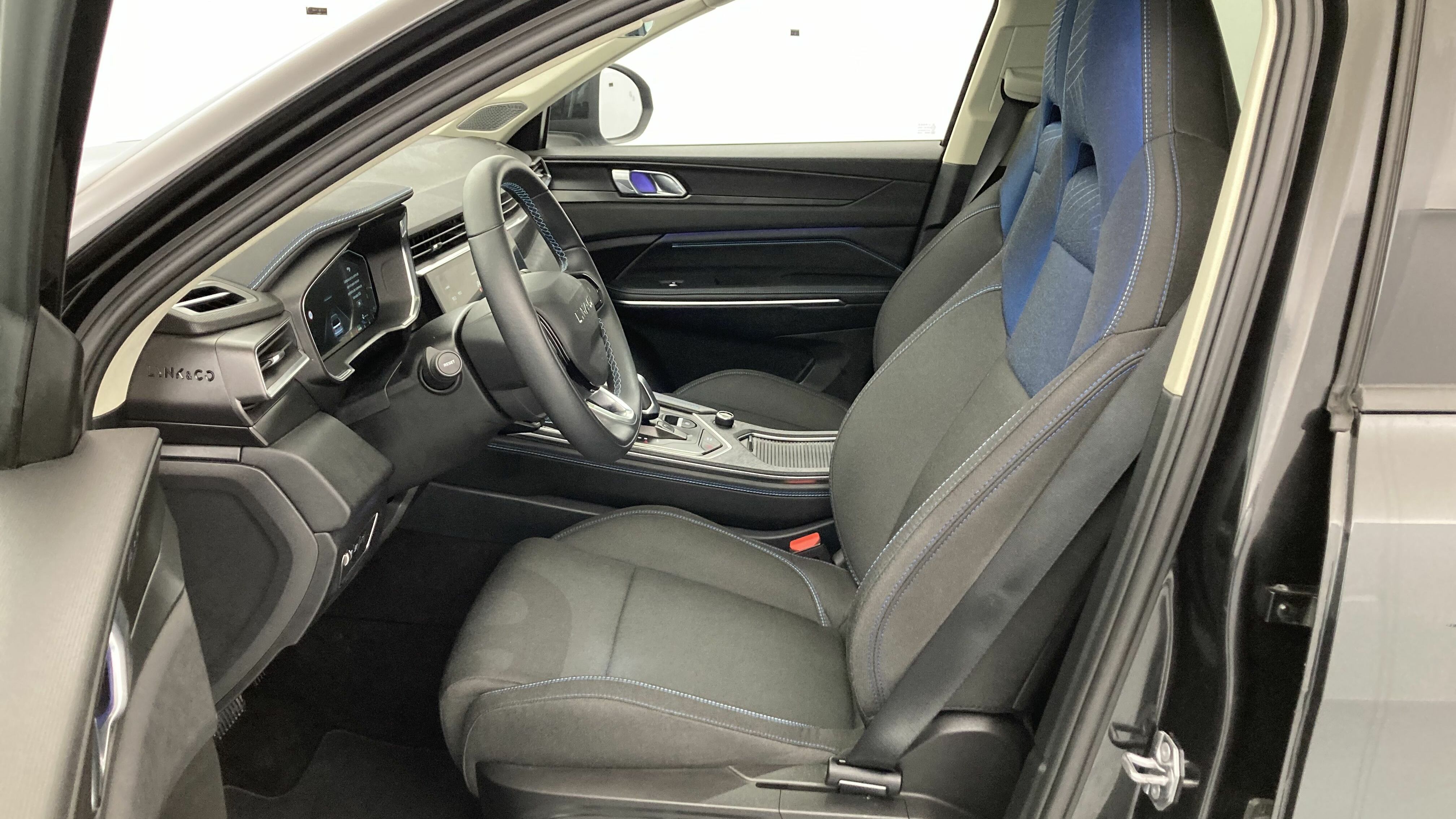 lynk&co 1 nv 1.5 PHEV 261 2022 black 15