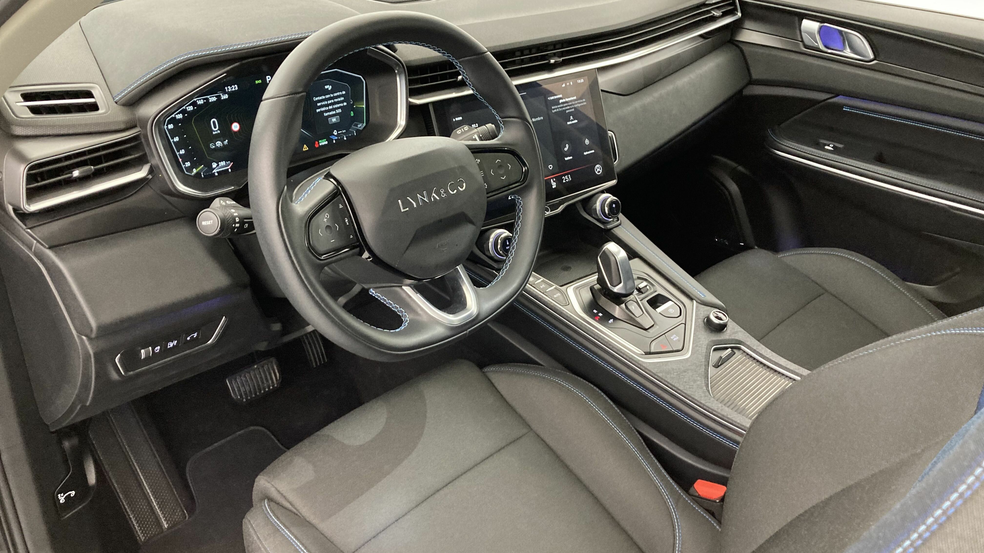 lynk&co 1 nv 1.5 PHEV 261 2022 black 16